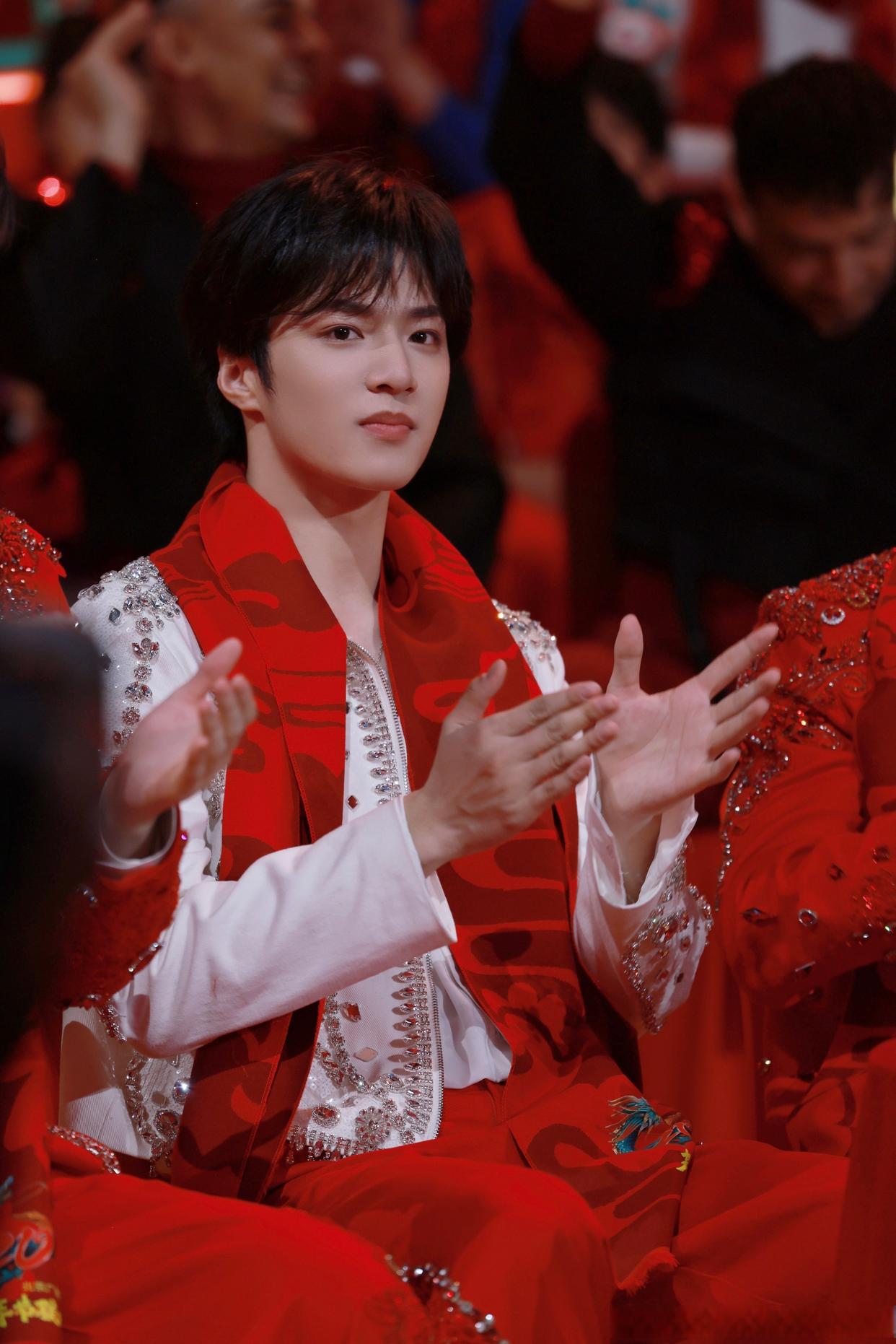 白色和红色这两个颜色都很经典,穿在少年身上格外亮眼,红围巾好喜庆跟