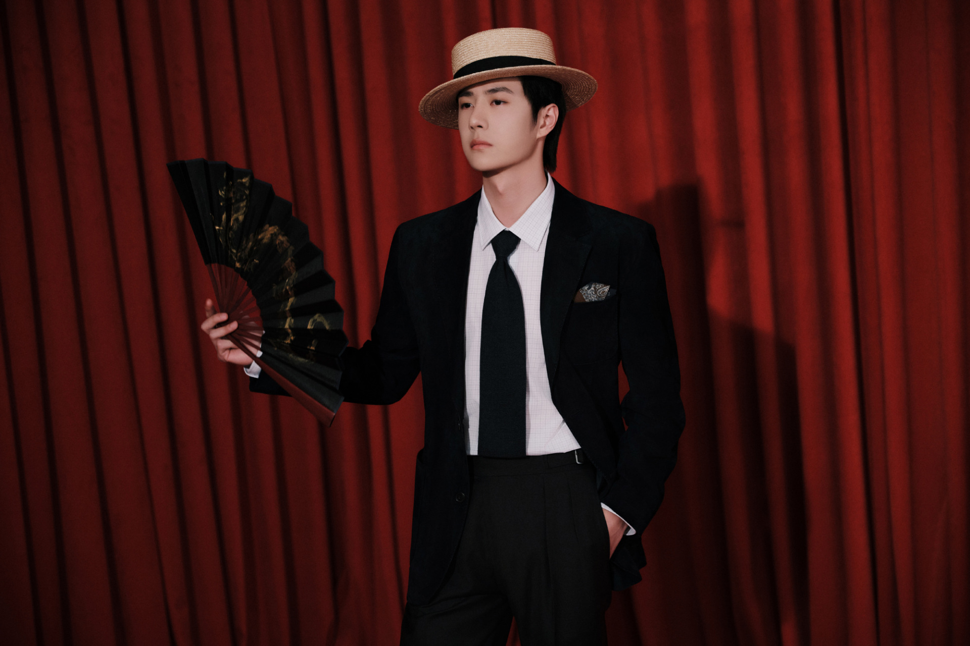 王一博# 一博身着经典的黑西装,内搭白衬衫,配上醒目的黑领带,这无以