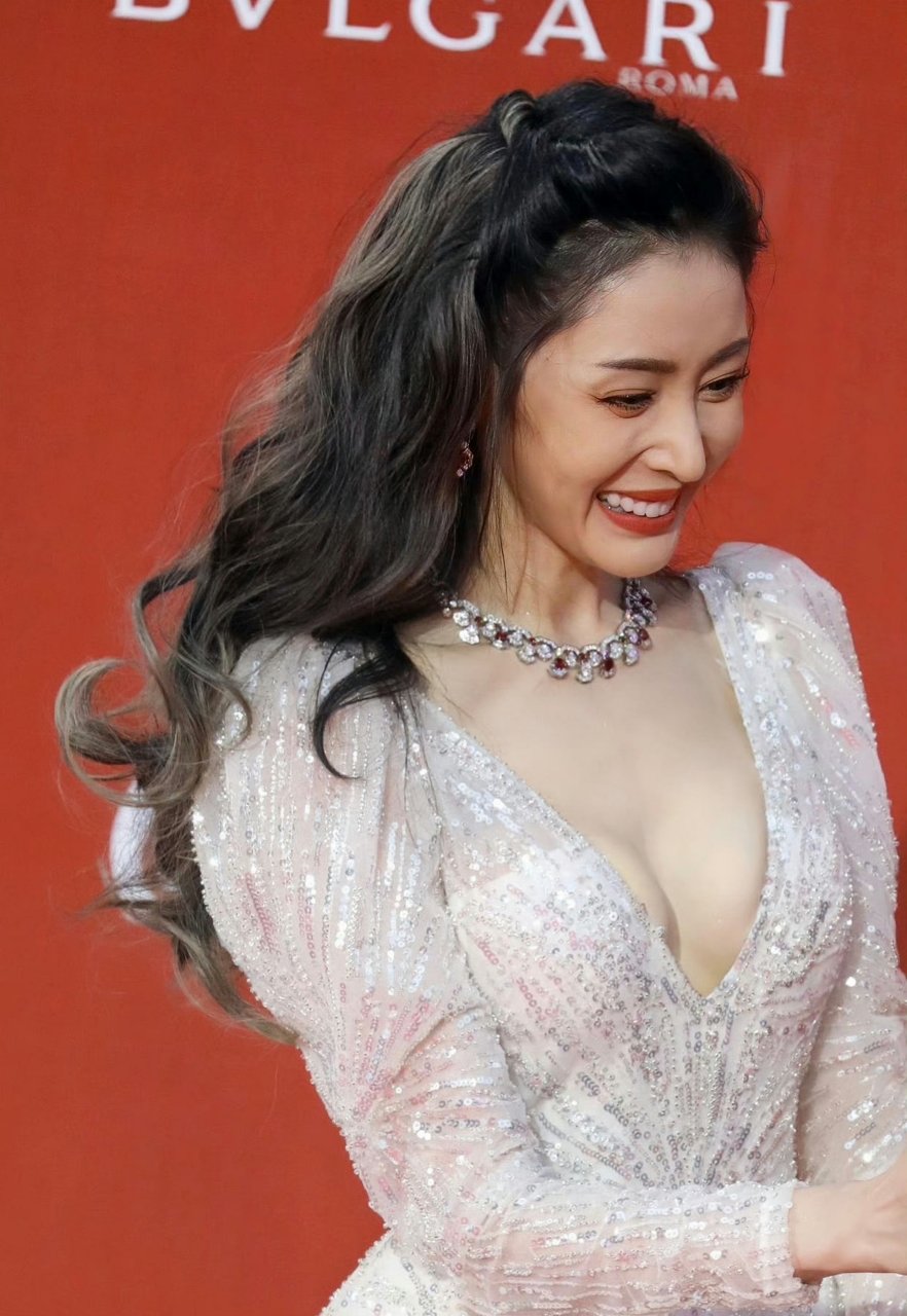 今日份开心来自张天爱 白裙深v尽显好身材[色] 676767