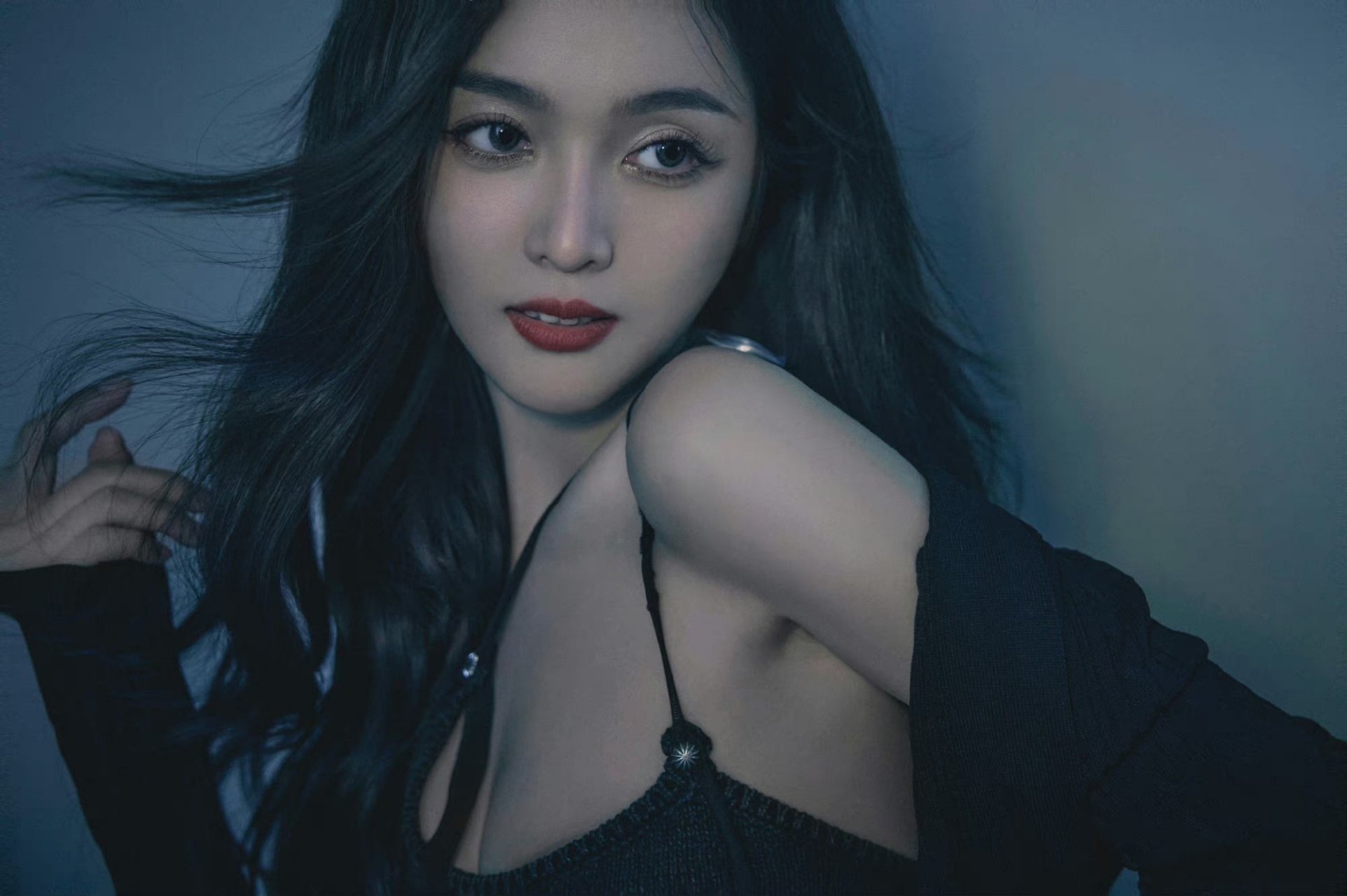 吴宣仪,暗黑风吊带裙,性感迷人 67