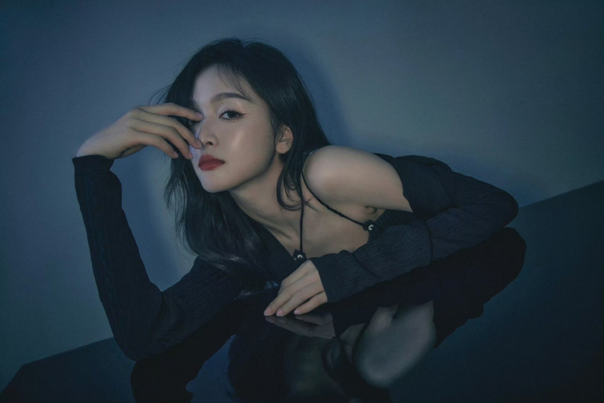 吴宣仪,暗黑风吊带裙,性感迷人 67