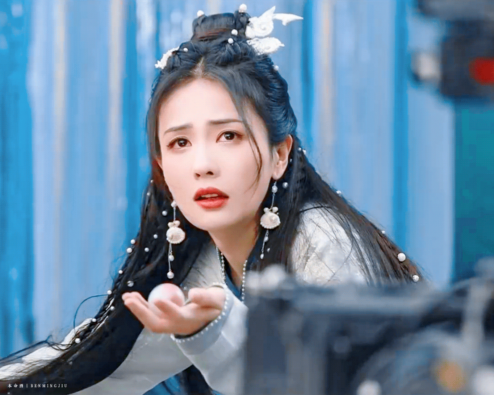 白鹿# "老蚌王的手无力地垂落在地上, 从半握