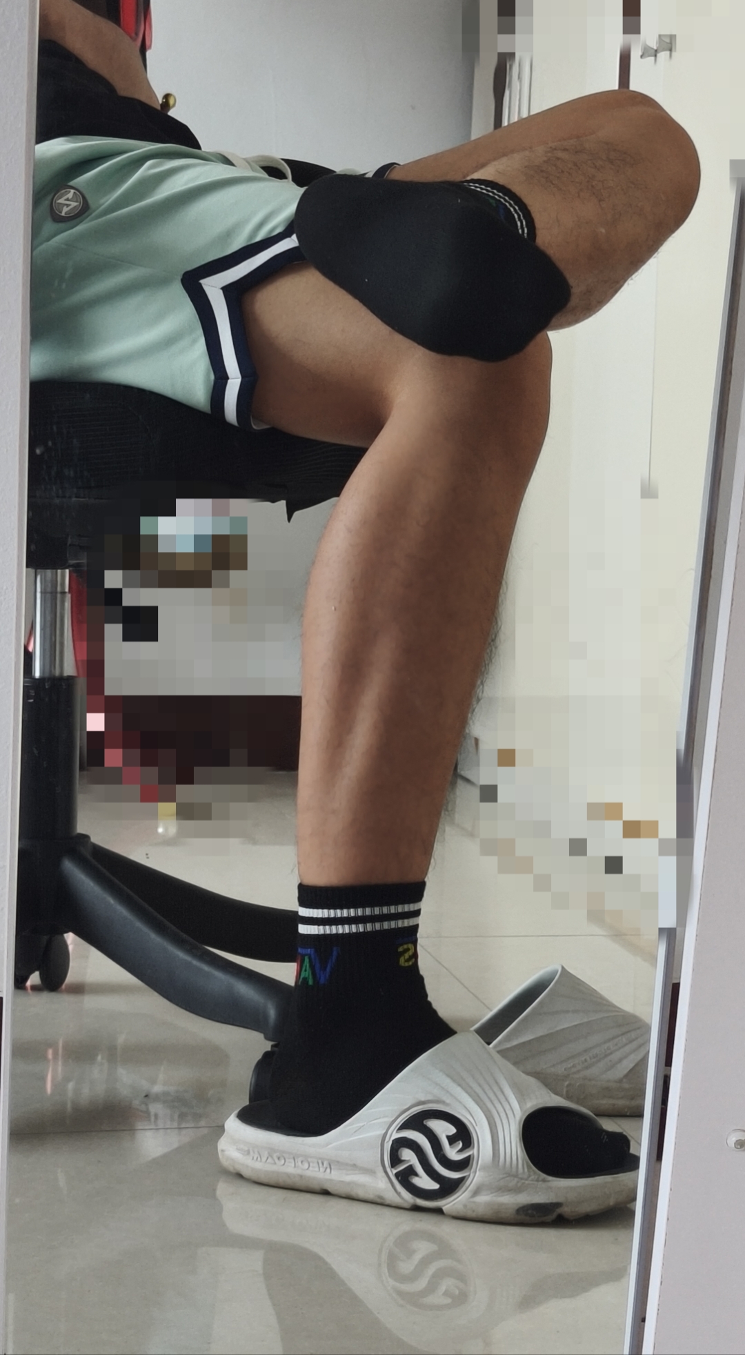 黑皮体育生# 黑袜配黑皮[色][互粉][互粉]#脚