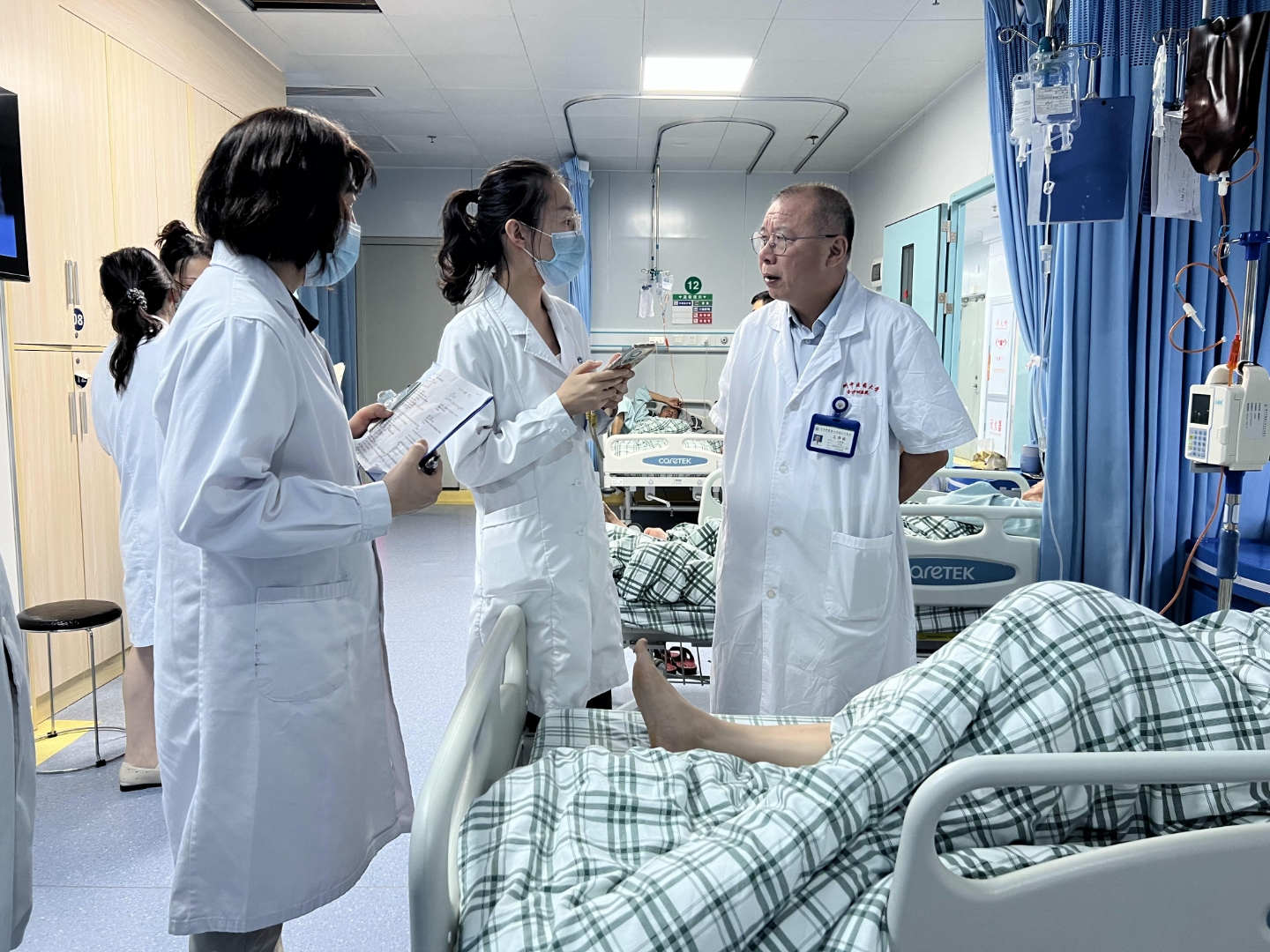 包含北京腫瘤醫(yī)院、護(hù)士全程協(xié)助陪同黃牛專業(yè)運(yùn)作住院，解決您排隊(duì)的煩惱的詞條