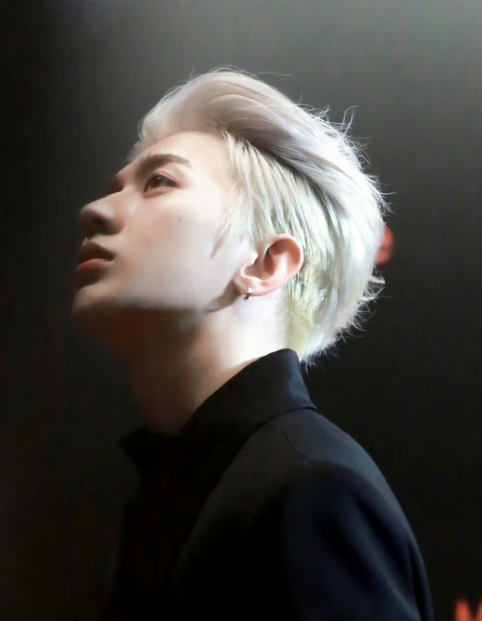 看到蔡徐坤把头发染成银色的,顿时让我想起当年他爆火时的情形,希望坤