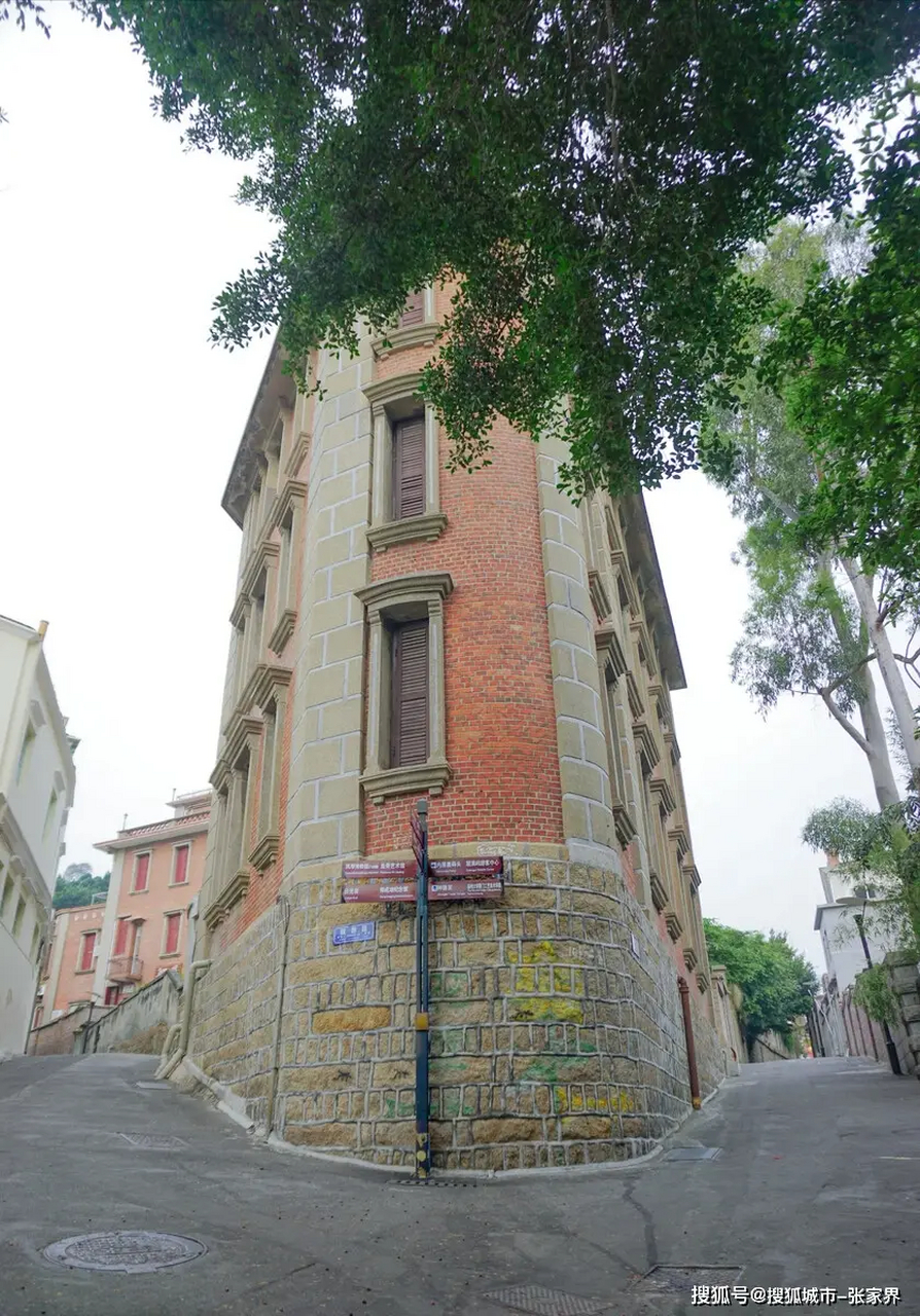 厦门鼓浪屿是5a级风景区,著名的旅游胜地,每天吸引着大量的外地游客