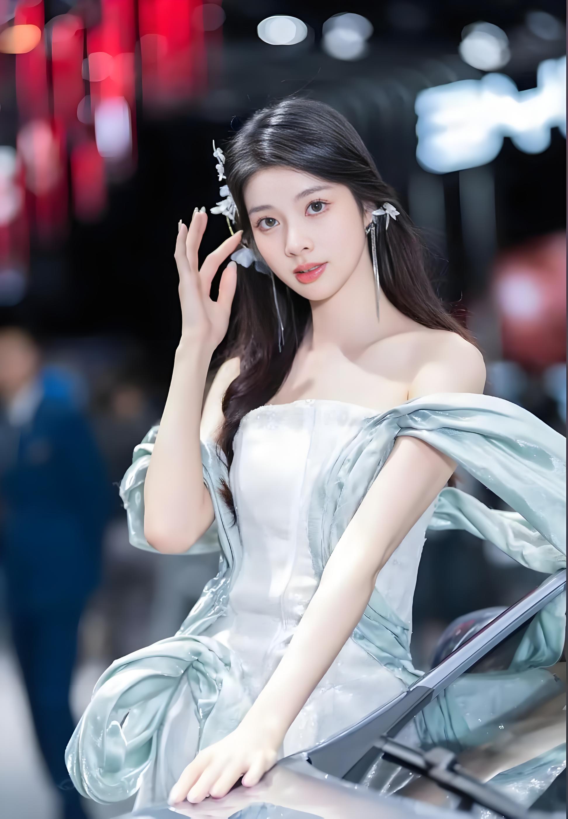 今天中午出去跑业务,路过一个凉亭,准备休息一下,走