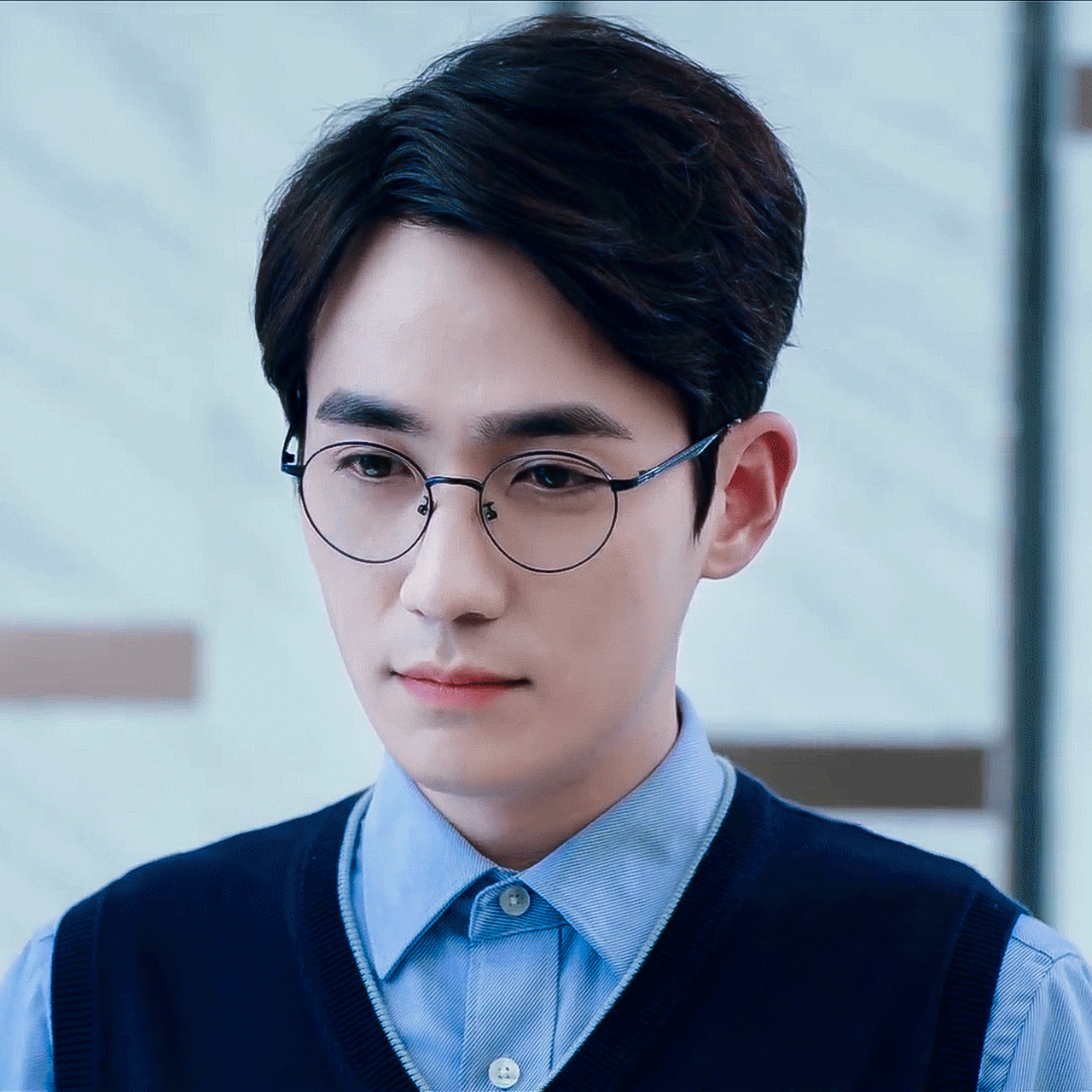 电视剧电影里有很多男演员有戴眼镜的造型,朱一龙在《镇魂》中扮演的