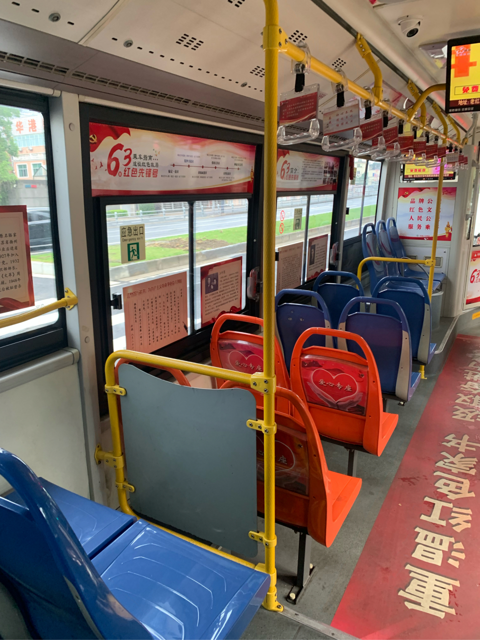 在无锡63号公交车上,车的两侧玻璃上贴着各种英雄人物的事迹,这种爱国