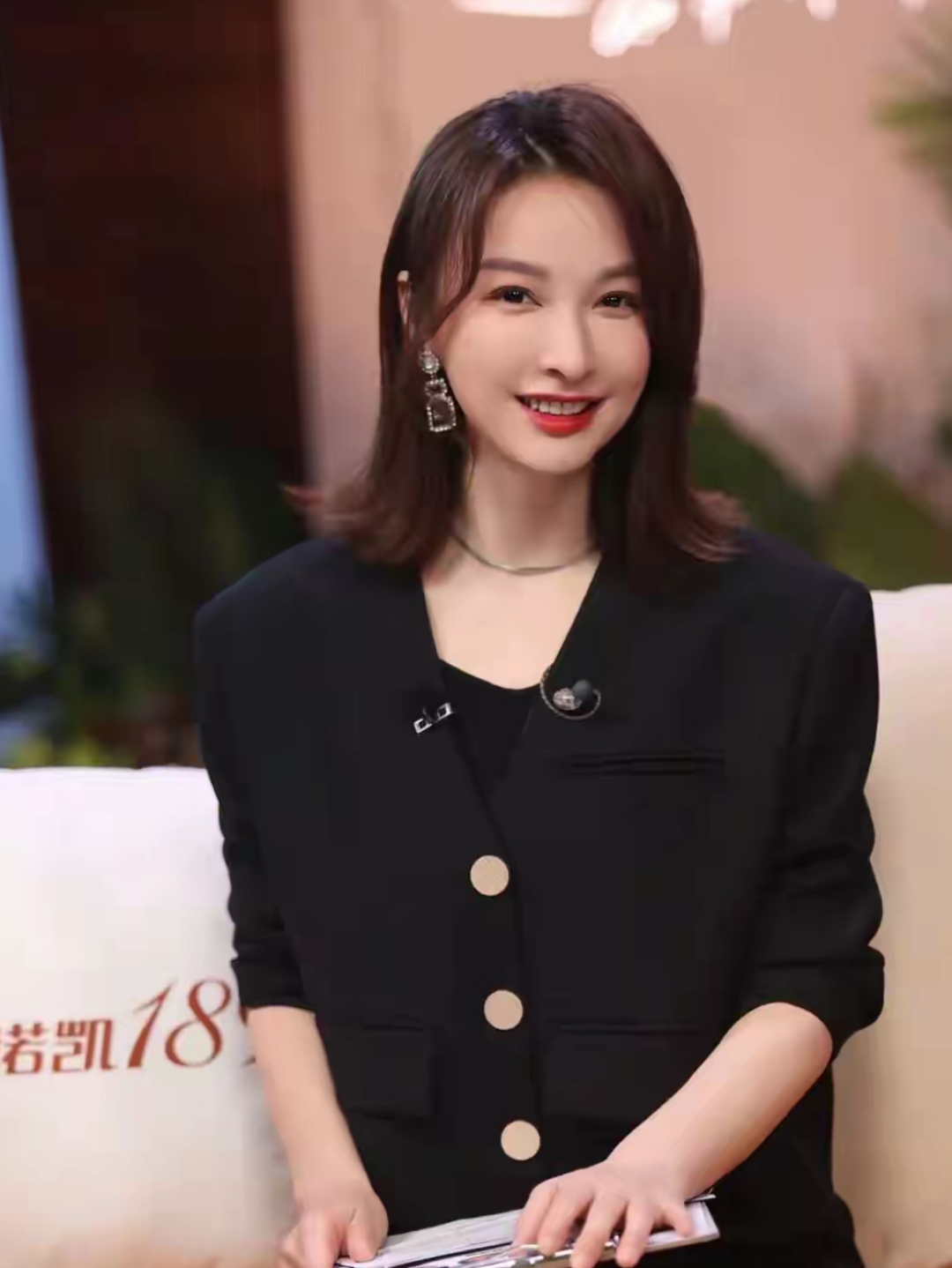 据说海涛多次向吴昕表达好感,25 岁生日时也不例外,可吴昕没啥回应