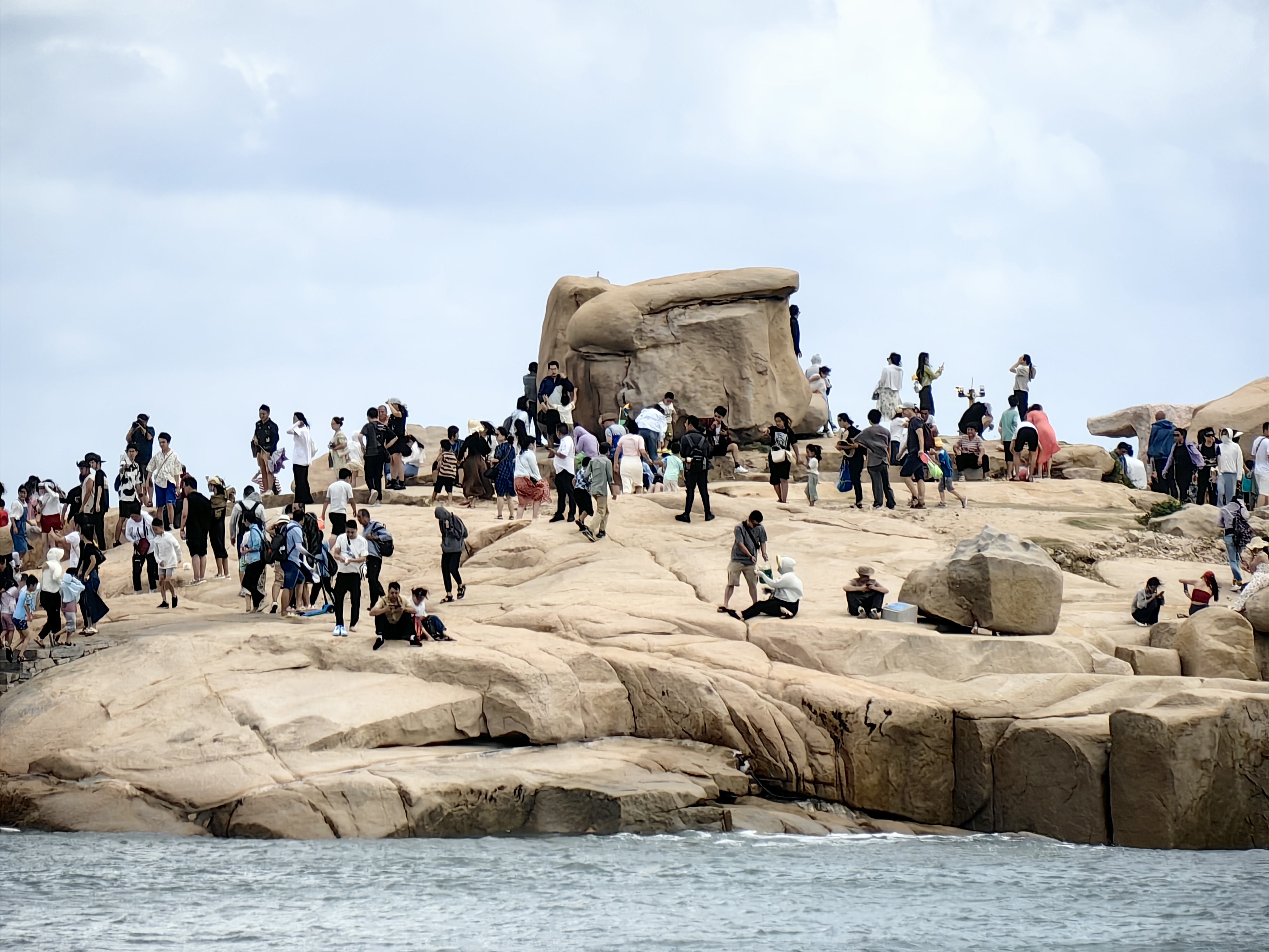 日月双轮转,乾坤一镜开. 神仙如可学,何必问蓬莱.