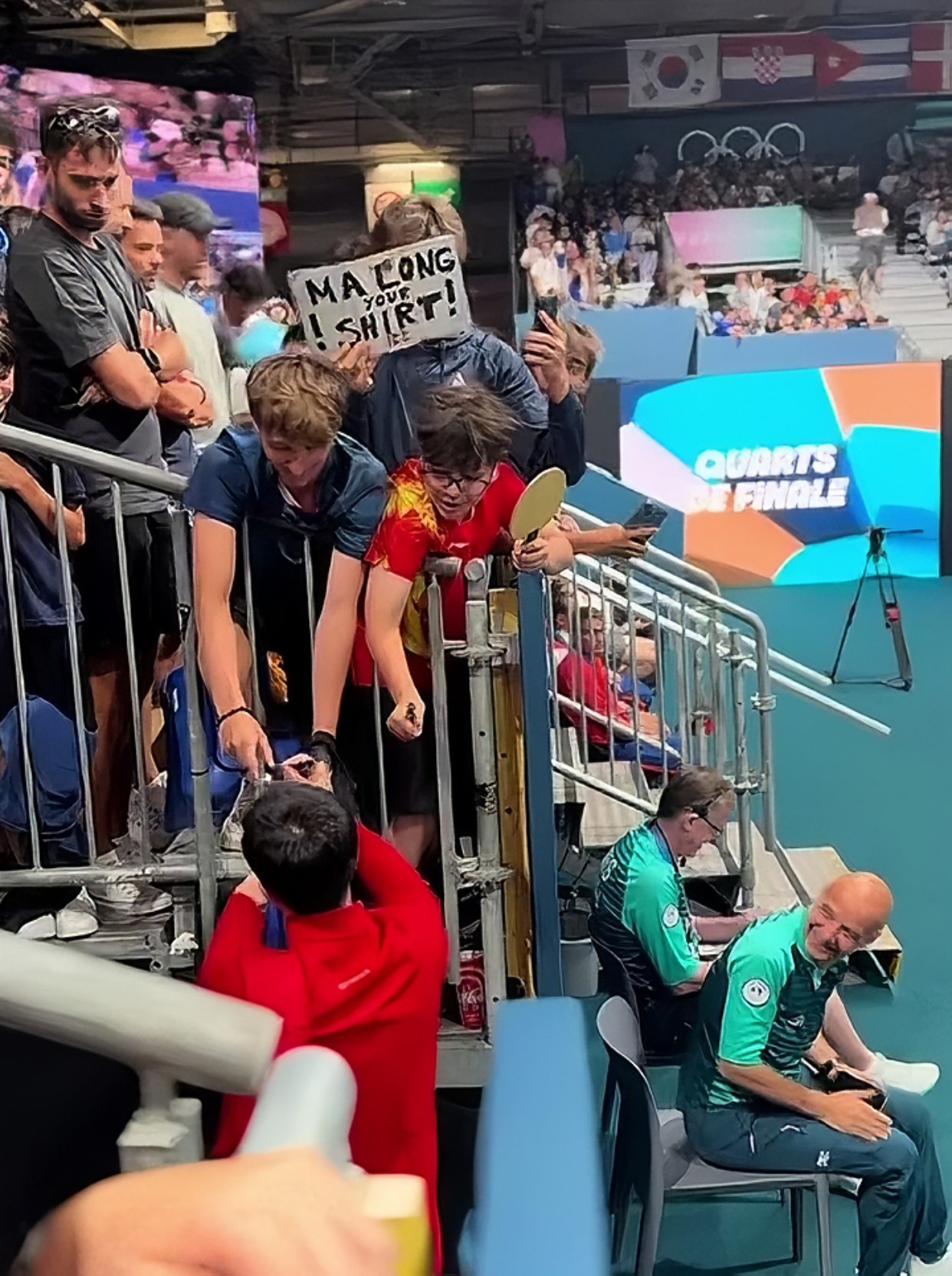 球迷热情支持,现场气氛热烈动人 球迷热情支持,现场气氛热烈动人