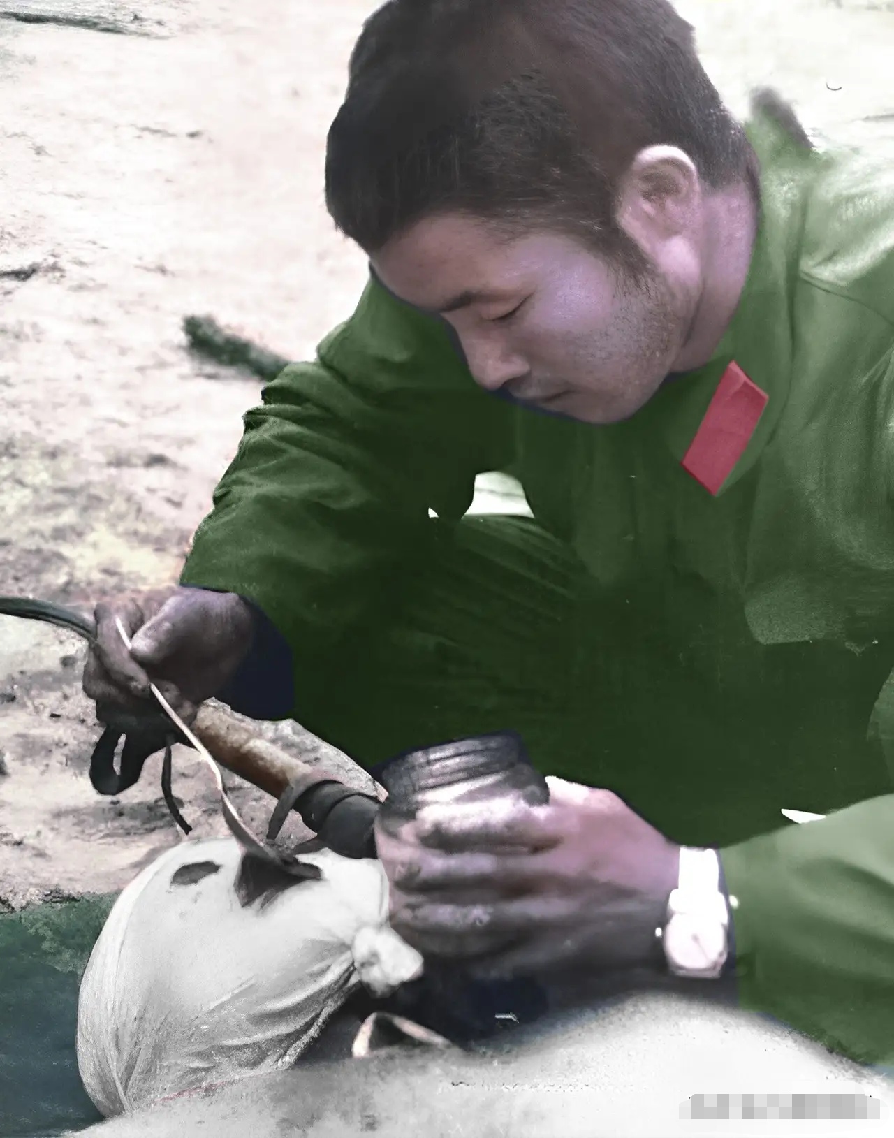 的场景自卫反击战中的血泪照片76年军人给病人喂药的图片摄影++感人的