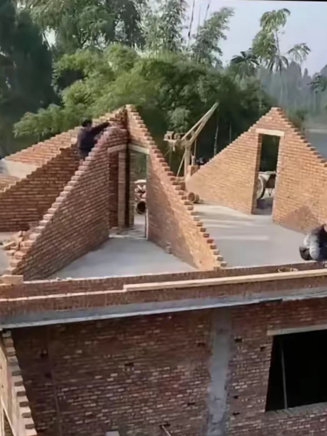 要是放杂物的话,那也太浪费了吧,为了放点杂物,花这么钱盖尖顶也没有