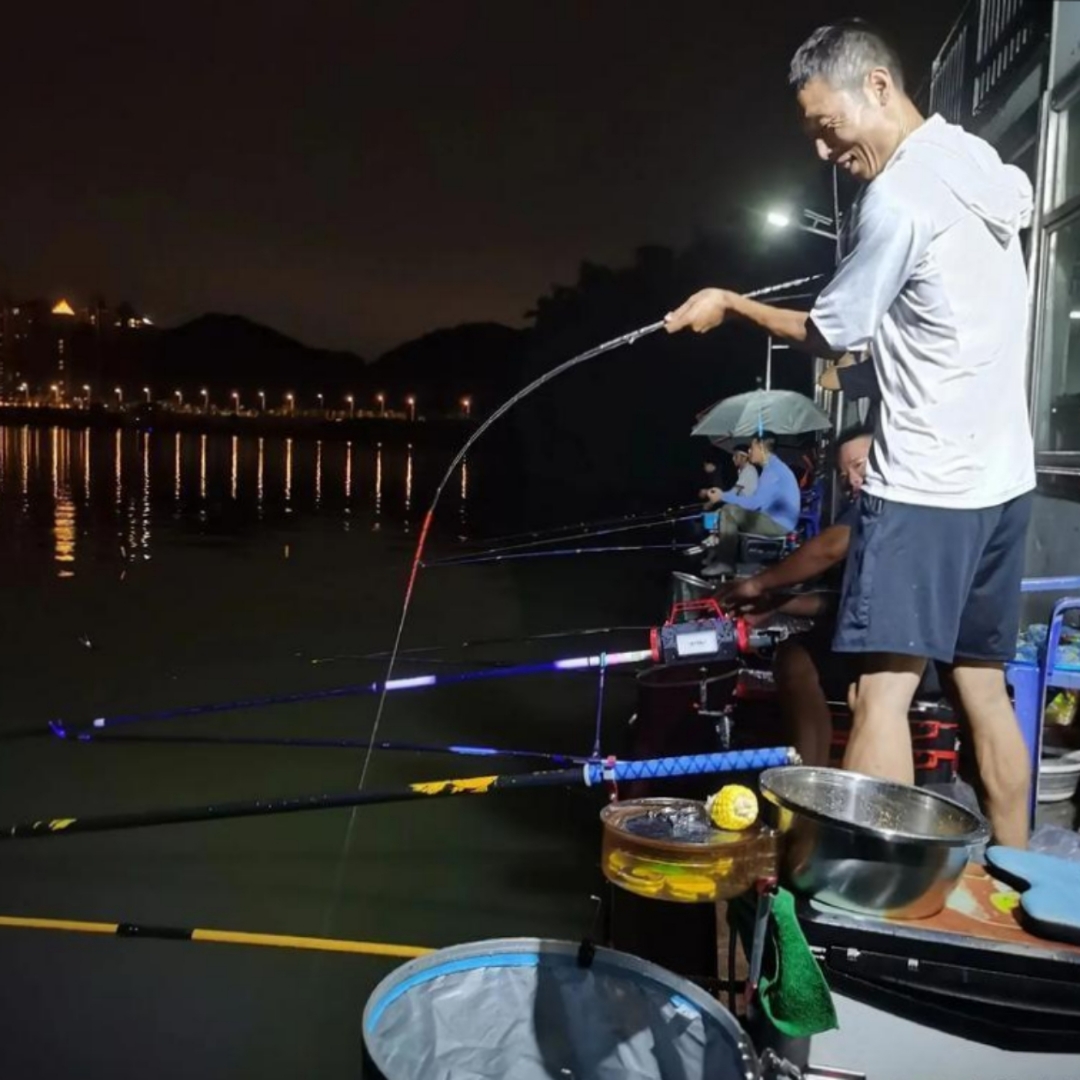 咱医院有个38岁的男医生,居然邀请23岁的女同事大晚上出去夜钓呢