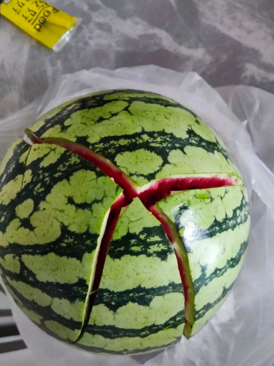 今天去逛超市,想买半个西瓜回去吃,来到超市的西瓜摊位挑选西瓜,结果