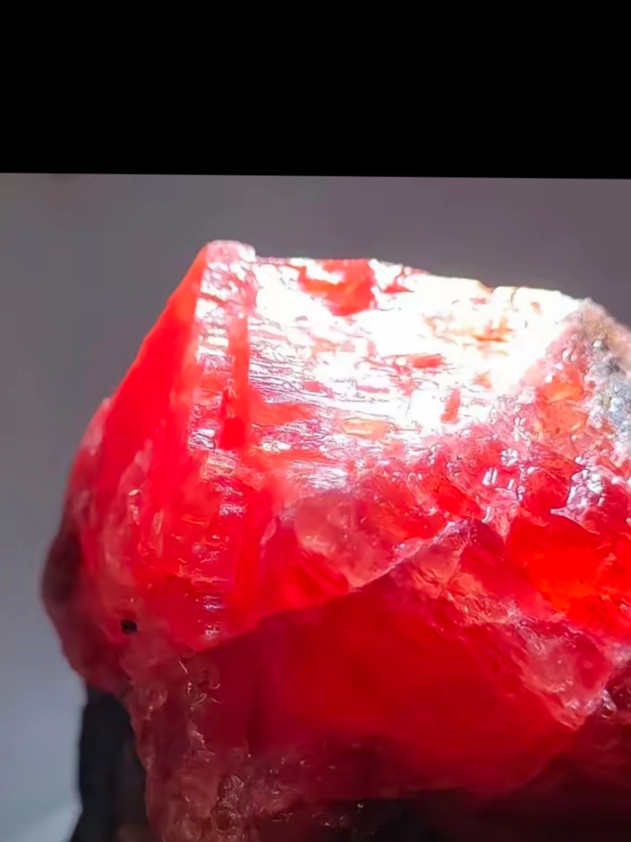 山洞里捡了几块这样红石头,是红宝石吗?