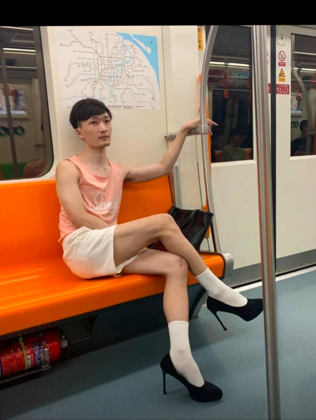 难道他不在意旁人的目光吗?抑郁眼前这位帅小伙天生就有做女人的心思?