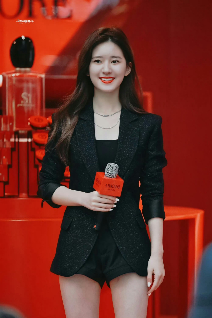 赵露思身穿包臀裙,大长腿引爆眼球