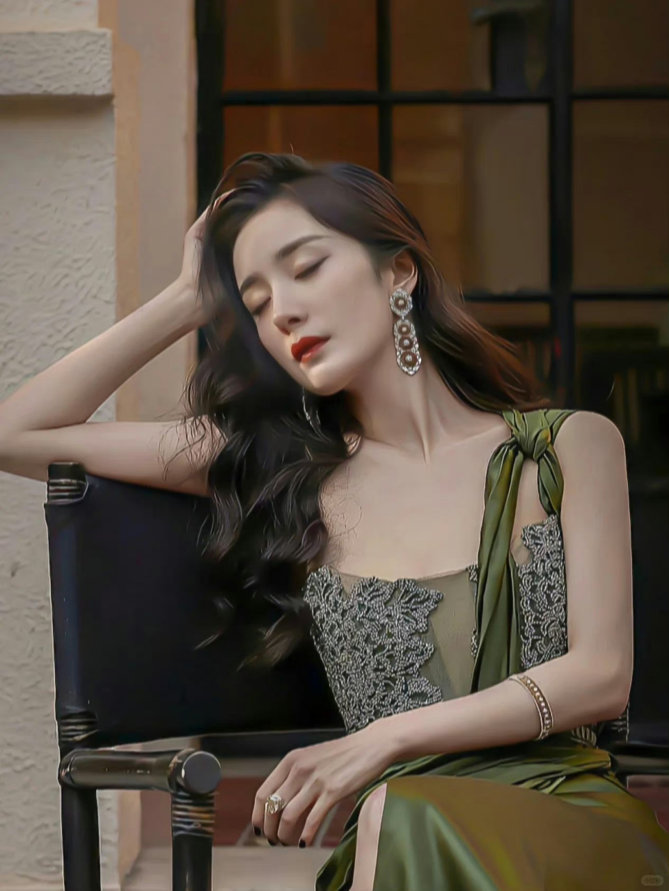 杨幂低胸长裙写真曝光,丰满圆润有型