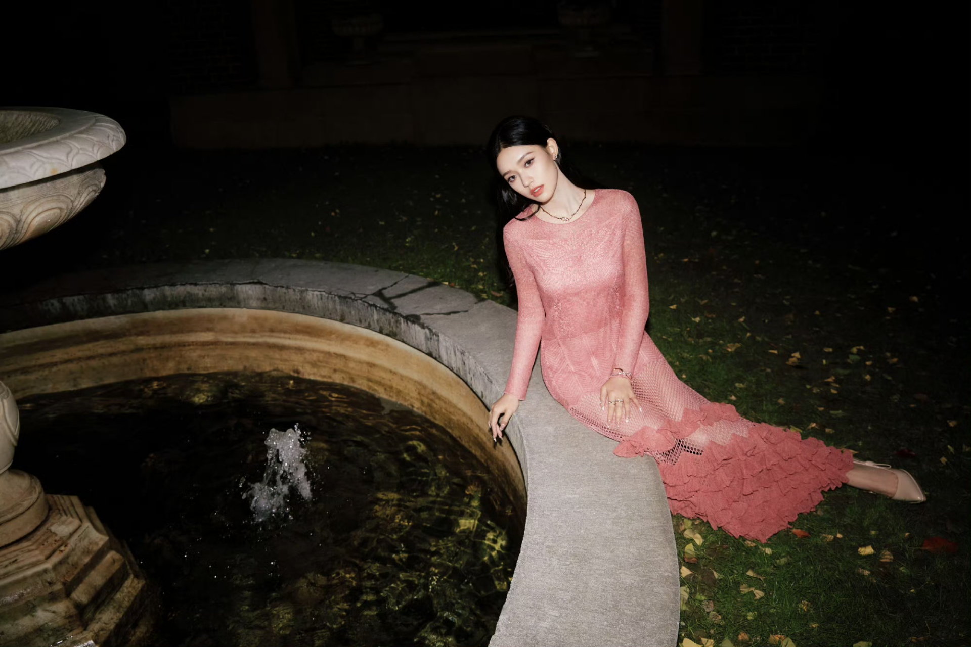 林允穿粉色鱼网连衣裙,事业线有待提升啊