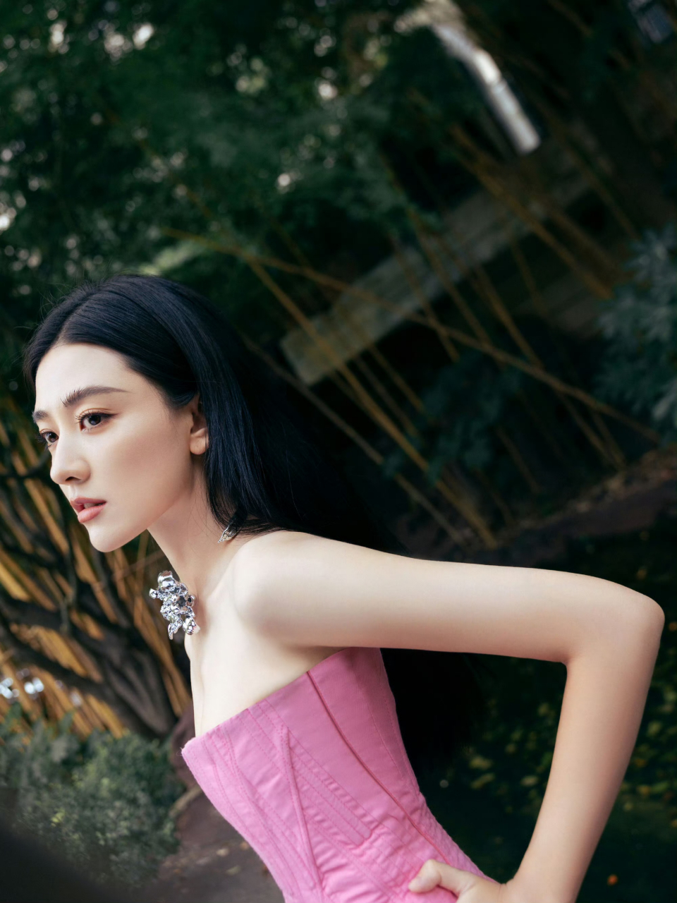 梁洁粉色抹胸裙造型,率性有型,甜酷登场