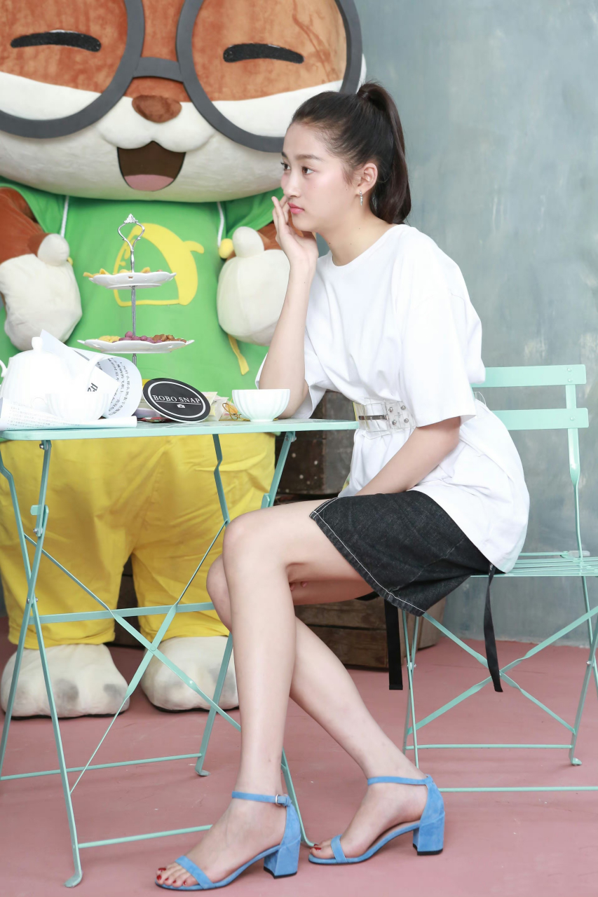 关晓彤穿一字凉鞋,34码美脚越来越嫩了