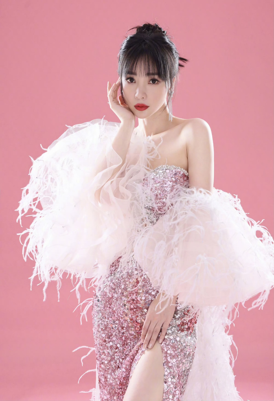 柳岩穿抹胸亮片裙写真曝光,这身材真的太完美了