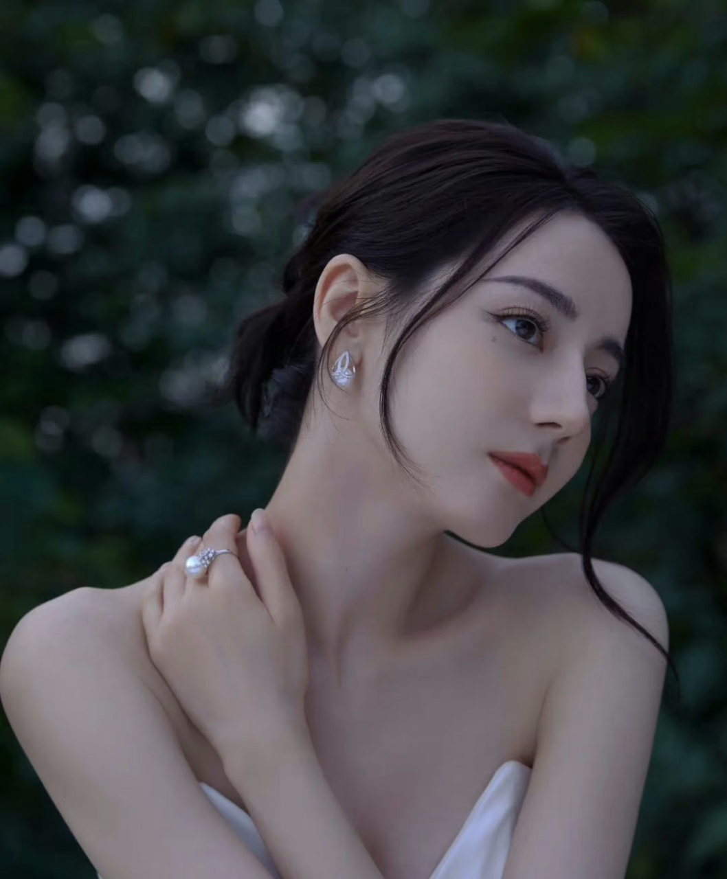 迪丽热巴珍珠白流光抹胸裙婀娜优雅,绝美哦!