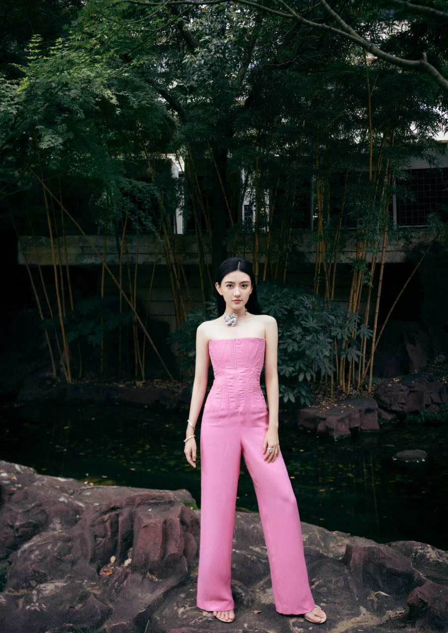 梁洁粉色抹胸裙造型,率性有型,甜酷登场