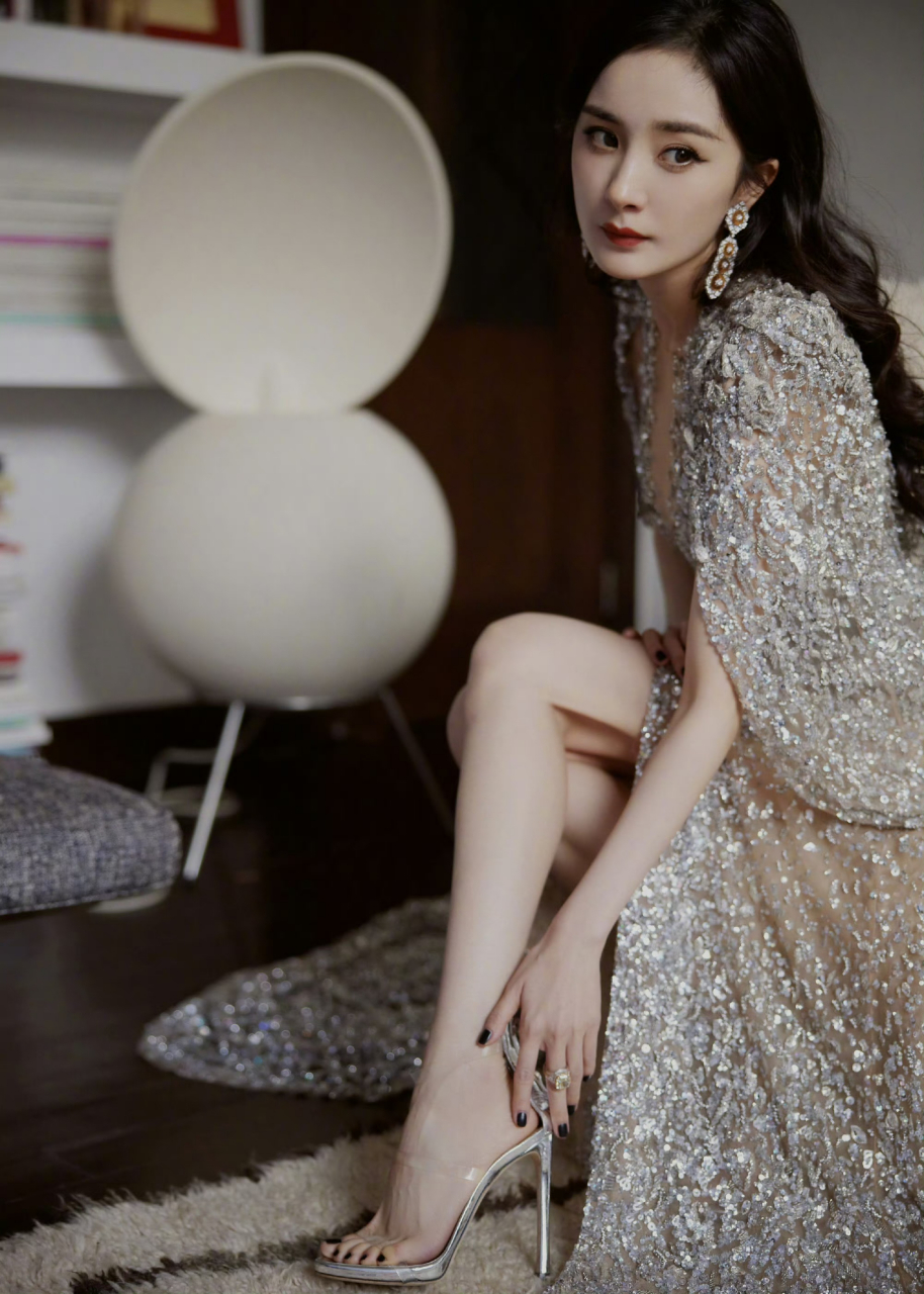杨幂身穿亮片晚礼长裙,若隐若现的事业线太完美了