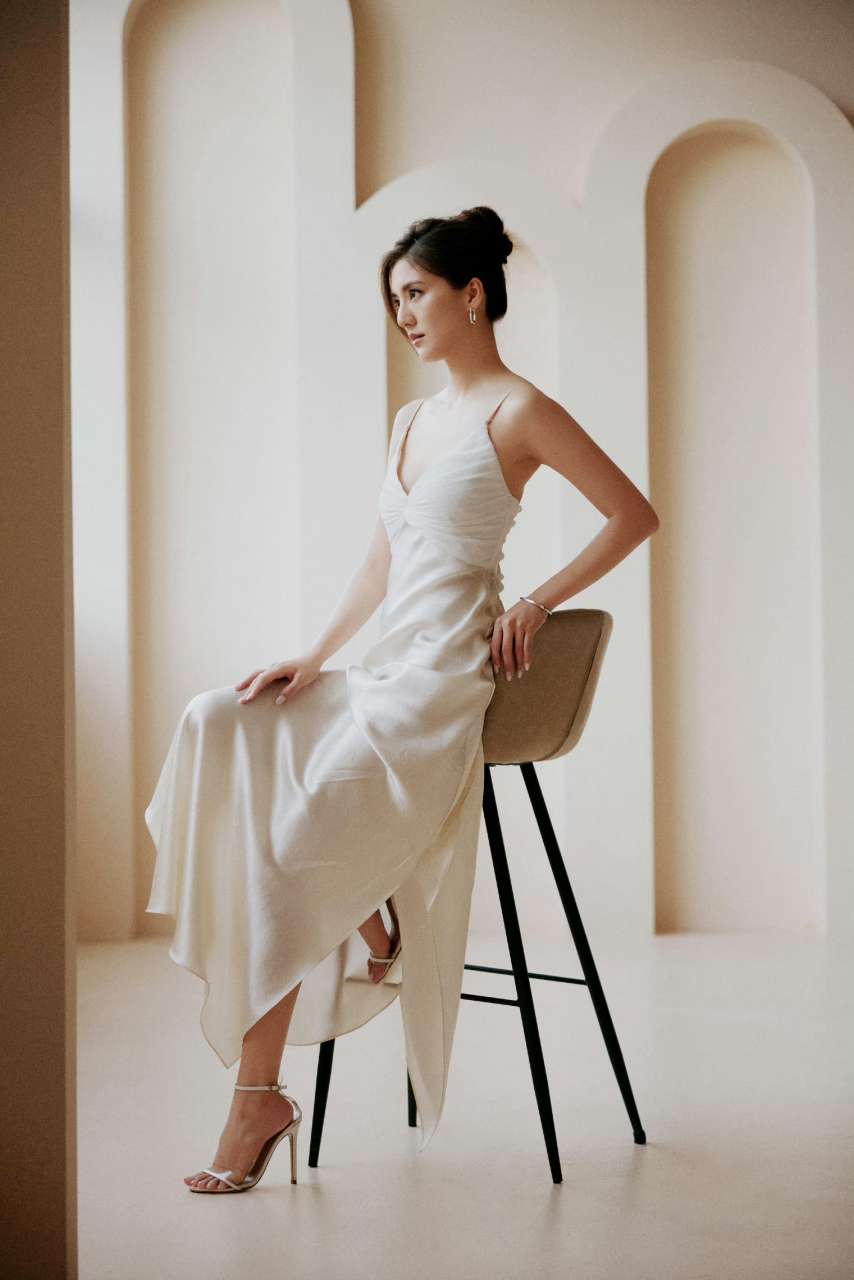 吴千语穿深v白色晚礼长裙,身材丰满,凹凸有致