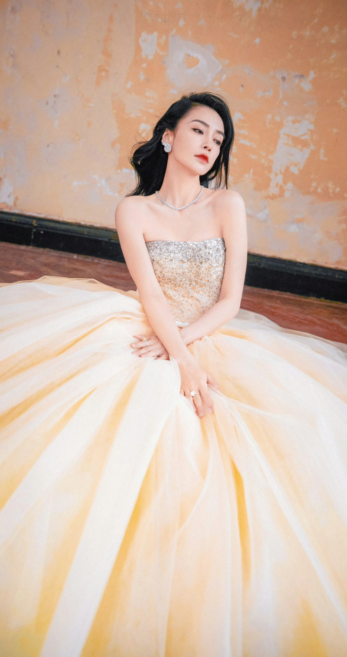 angelababy 金色礼服长裙:优雅灵魂的内娱美人