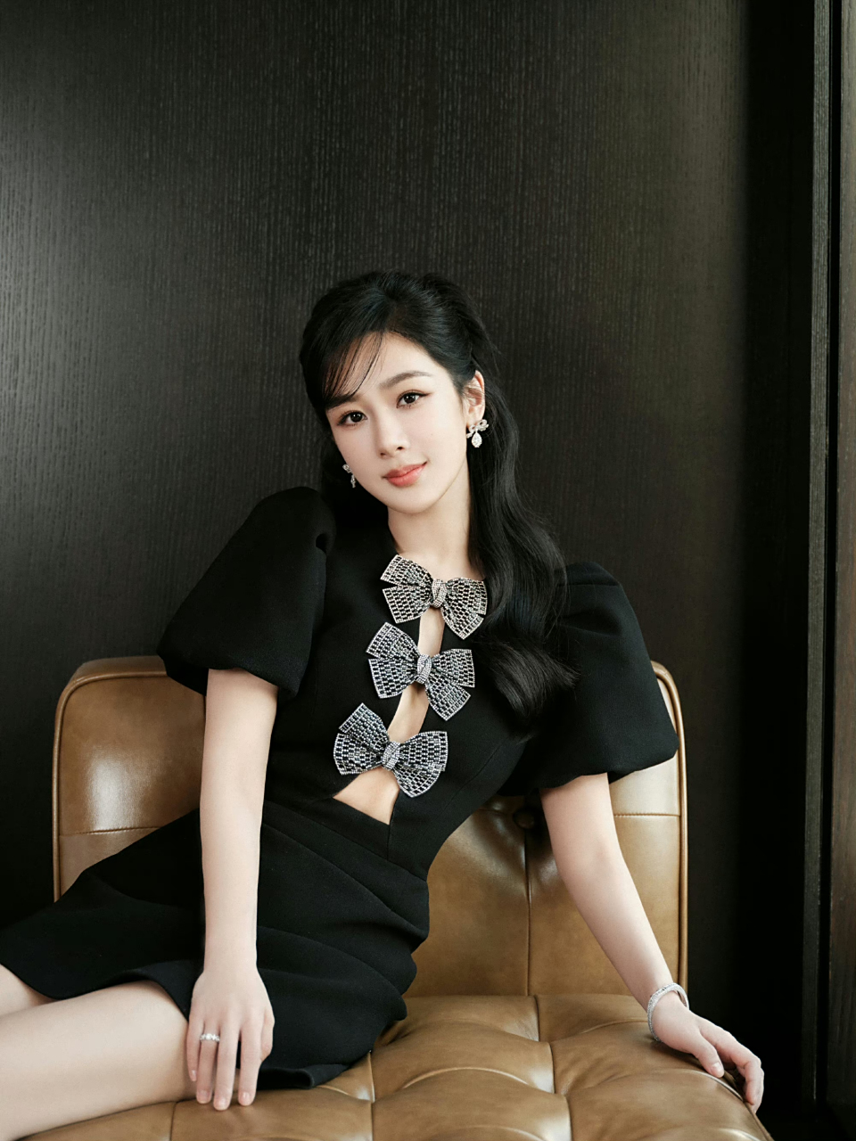 杨紫穿黑色短裙显气质