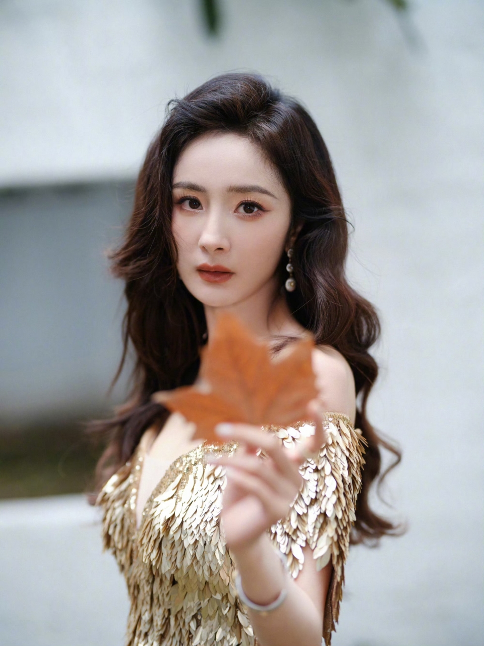 杨幂身穿低胸亮片裙,巨显丰乳,美腿长白直,爱了爱了