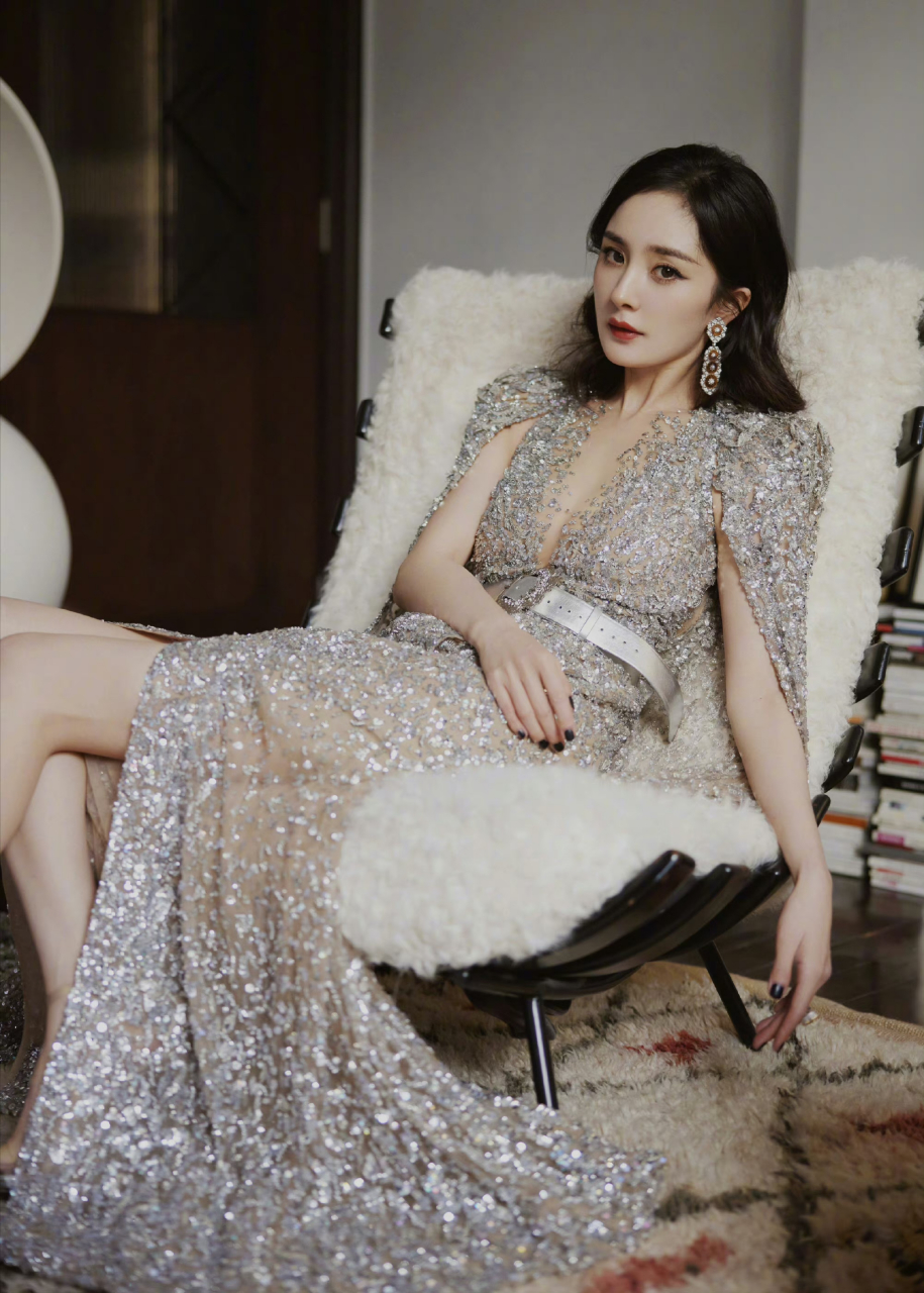 杨幂身穿亮片晚礼长裙,若隐若现的事业线太完美了