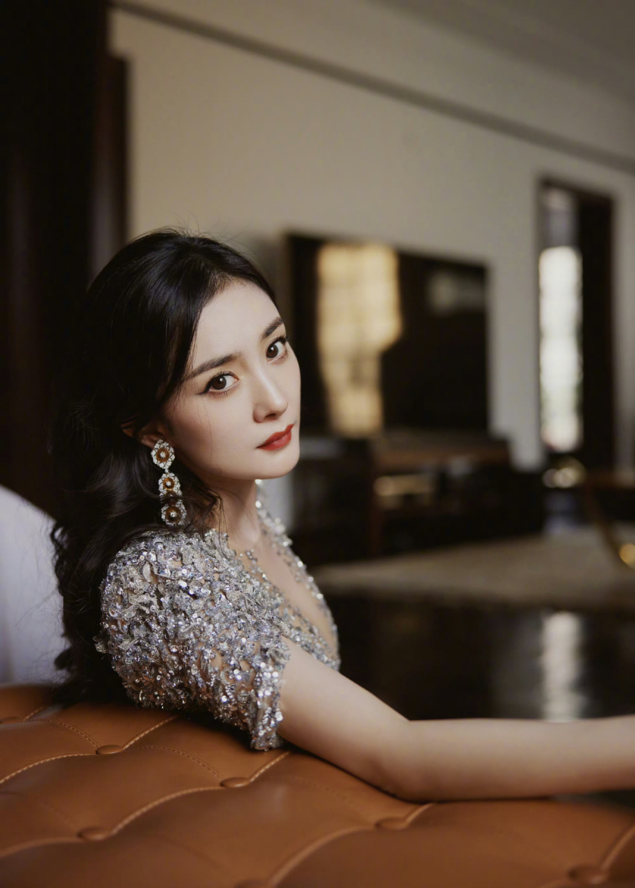 杨幂身穿亮片晚礼长裙,若隐若现的事业线太完美了