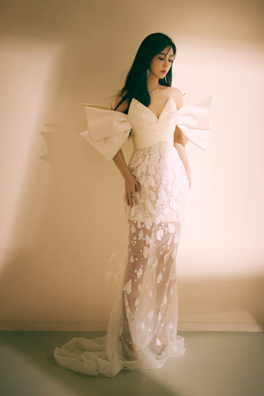 杨紫深v晚礼烟熏妆容引爆网络