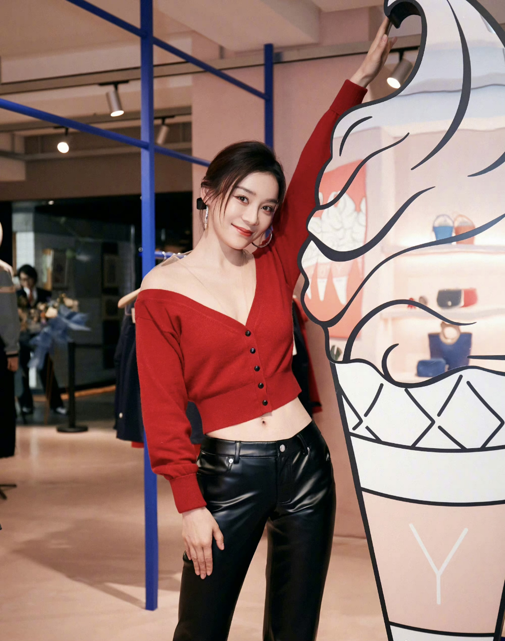 袁姗姗穿紧身皮裤,简直太飒了