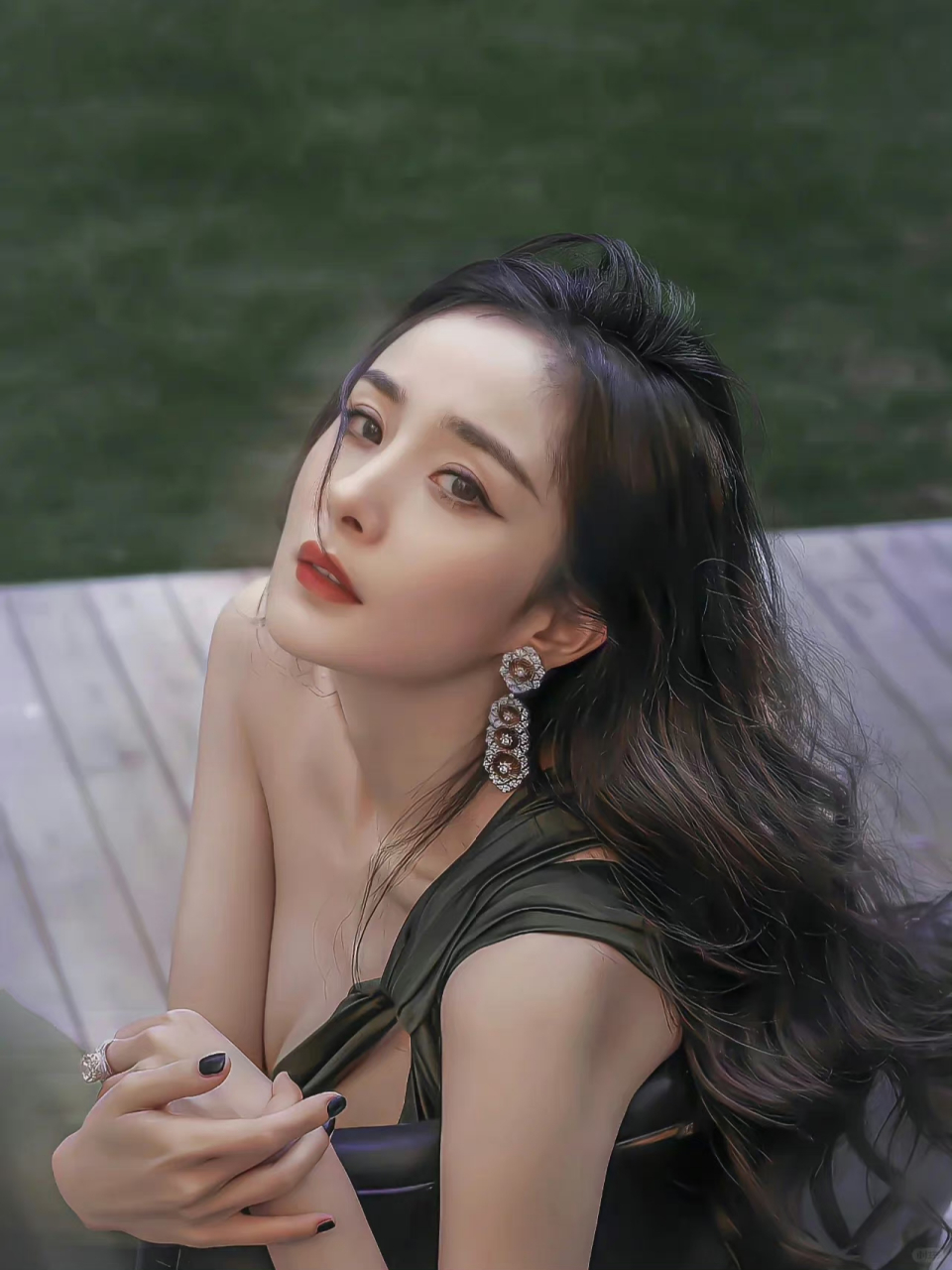 杨幂低胸长裙写真曝光,丰满圆润有型