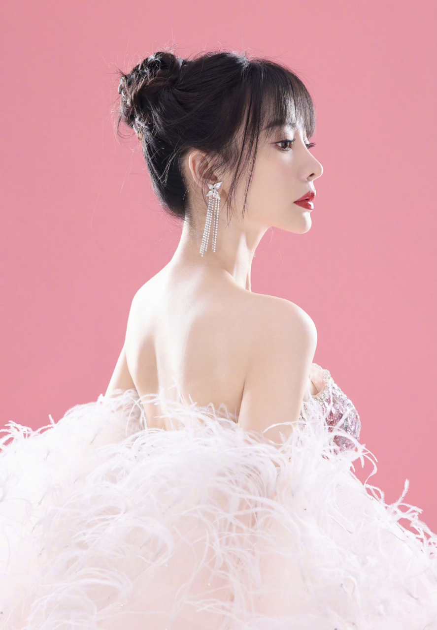 柳岩穿抹胸亮片裙写真曝光,这身材真的太完美了