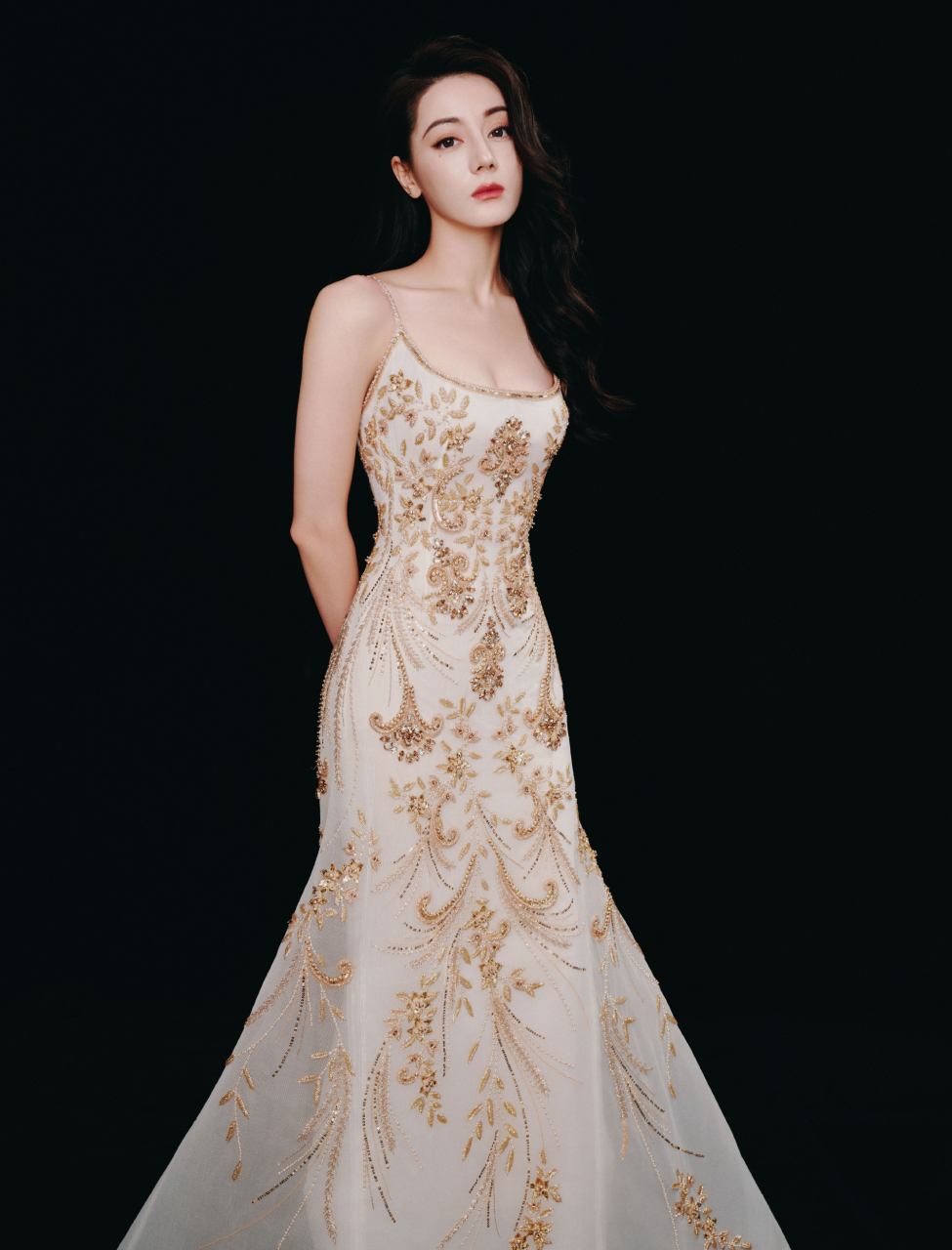 迪丽热巴吊带裙,红唇93性感迷人[温暖][温暖]