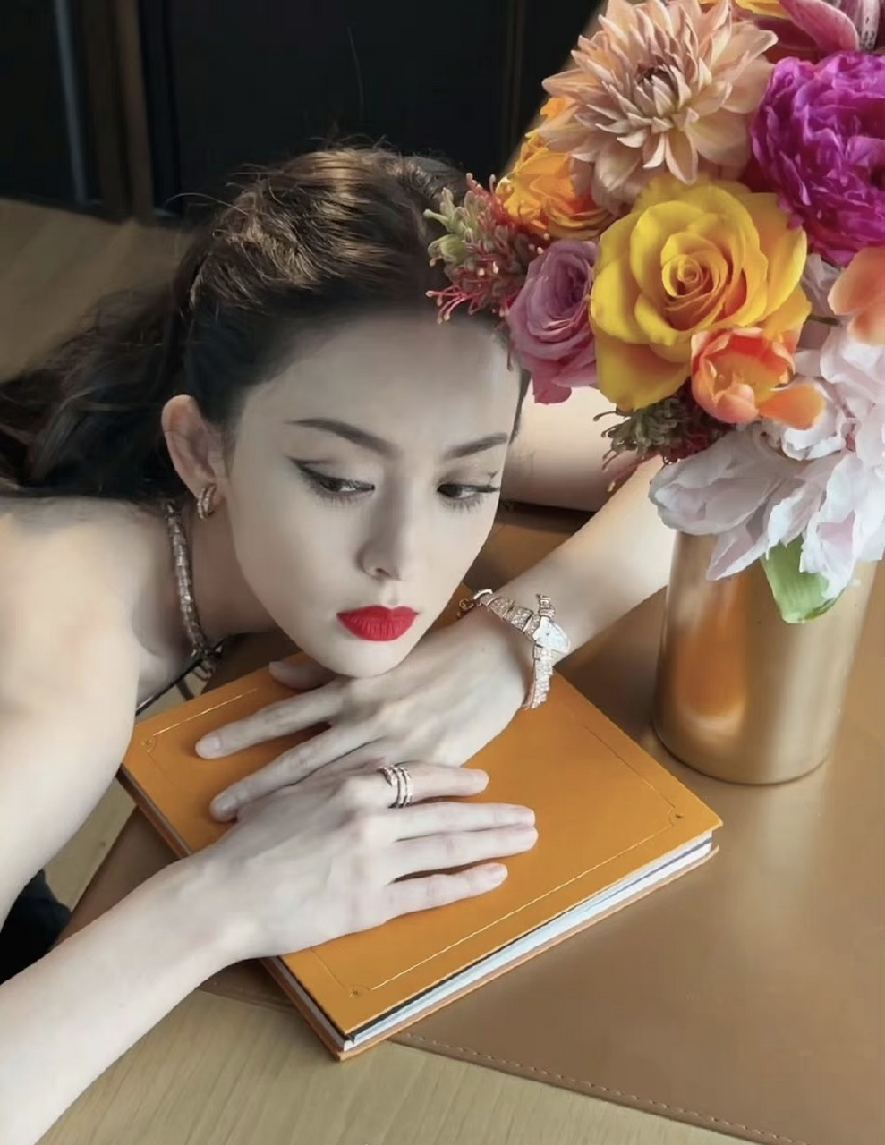 古力娜扎黑色深v长裙造型惊艳 身材丰腴性感吸睛 676767