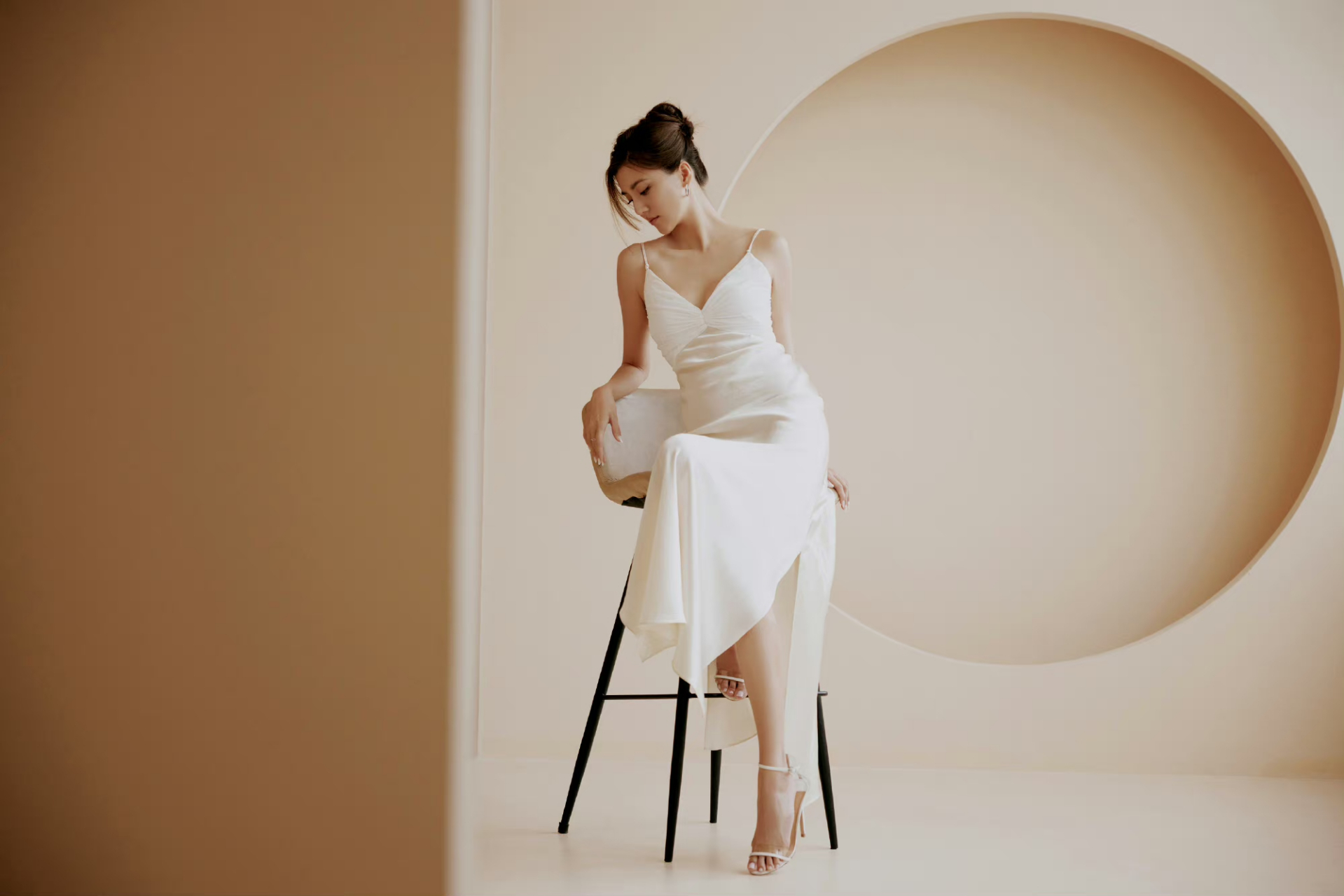 吴千语穿深v白色晚礼长裙,身材丰满,凹凸有致