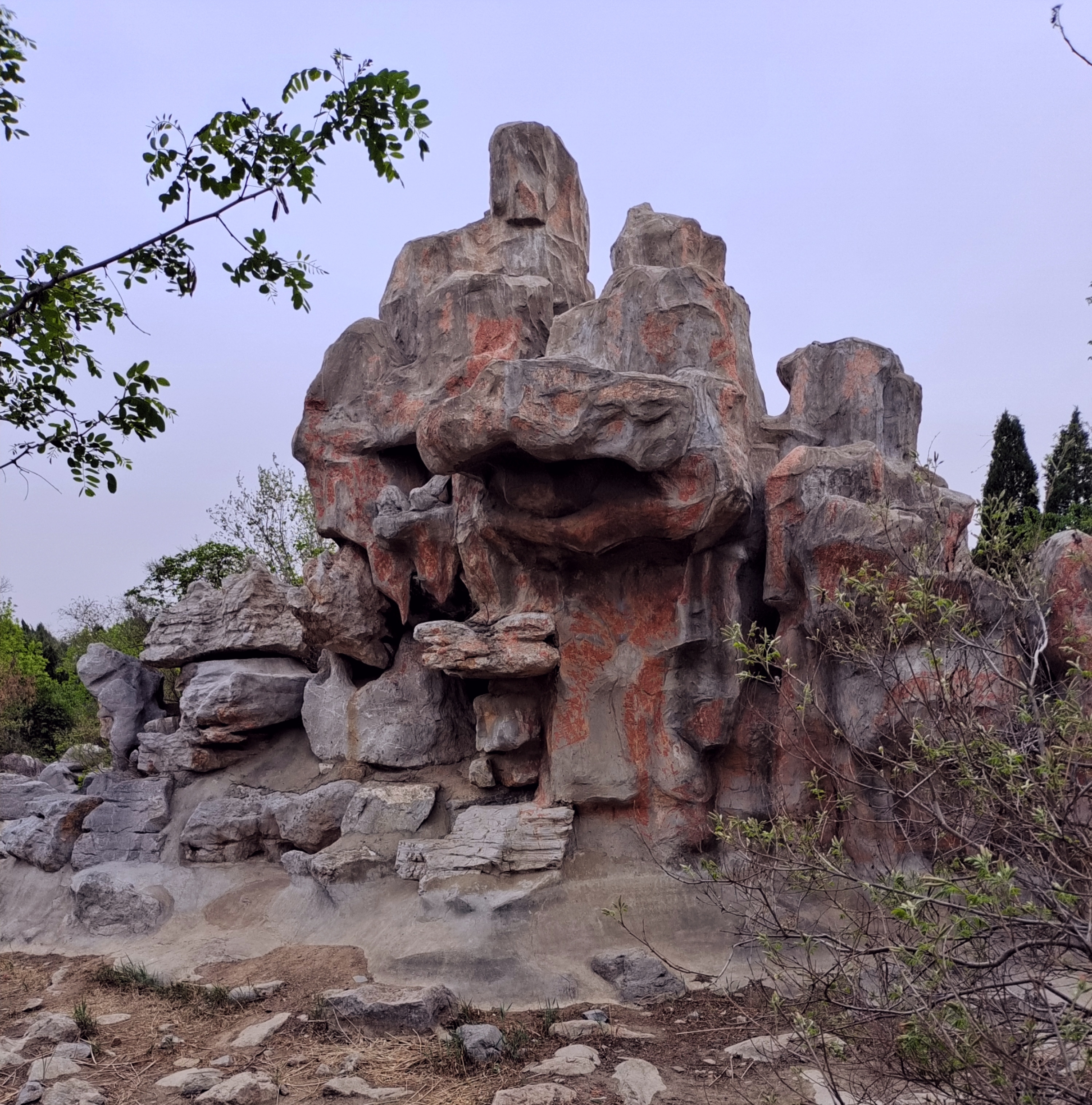 今天有兴致踱步登山,一路走走停停,见到奇形的山石,楼阁,拿出手机随际