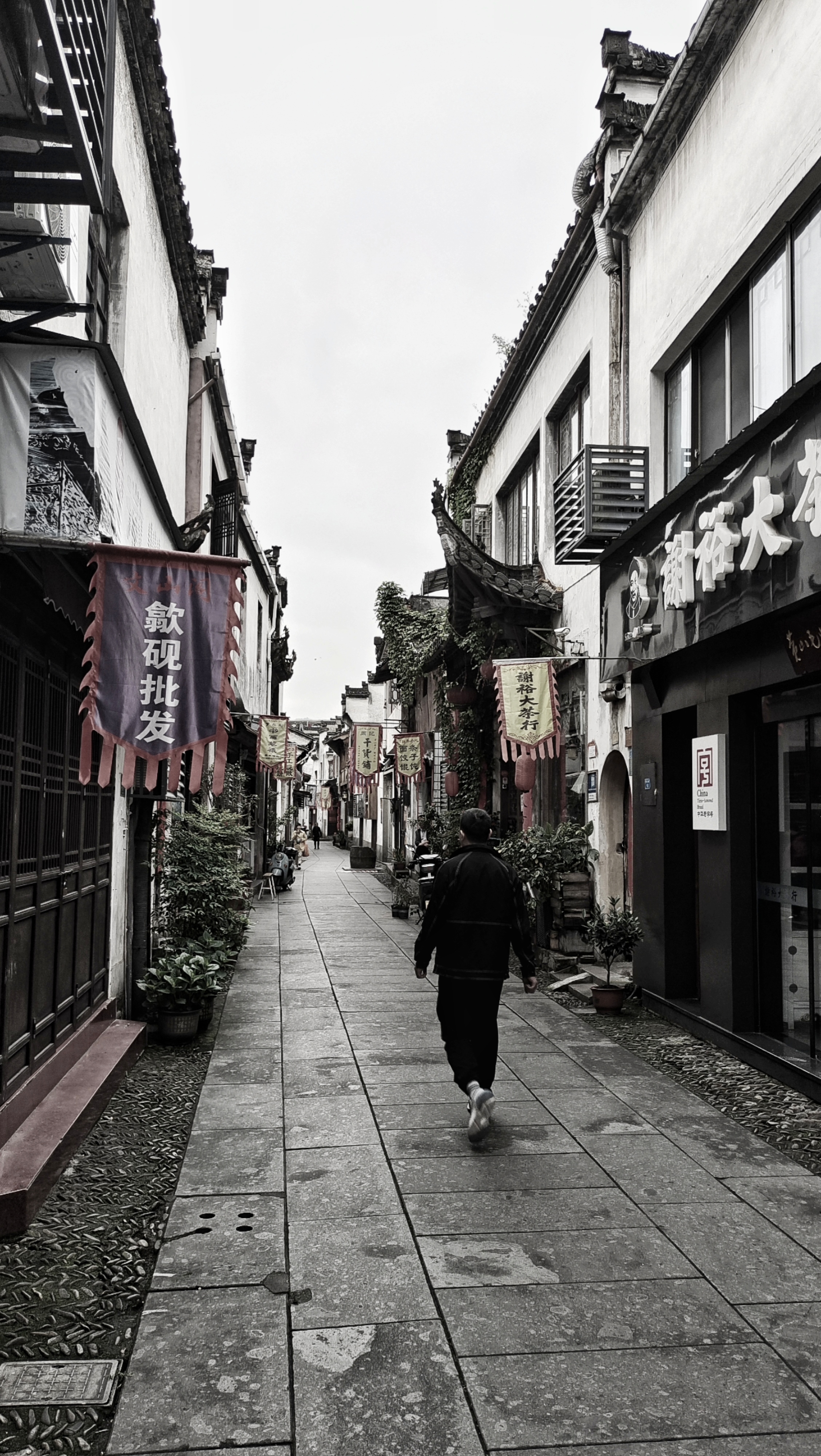 徽州歙县古城街巷的早晨,太阳被阴云笼罩下,慢生活的寂静多在睡梦中.