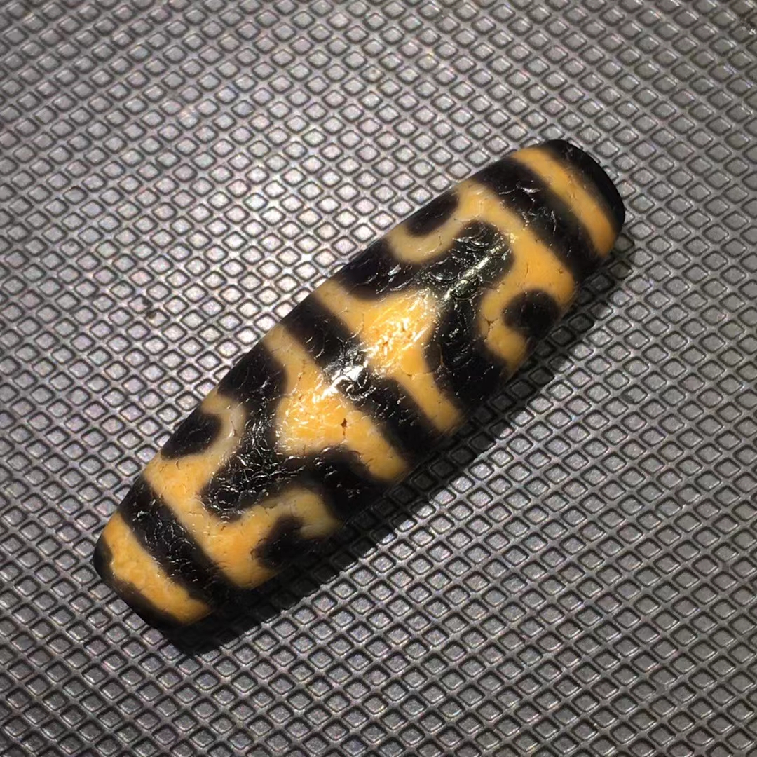 老料虎牙莲花天珠 品相完美 风化细腻 收藏级别 尺寸:12x36mm