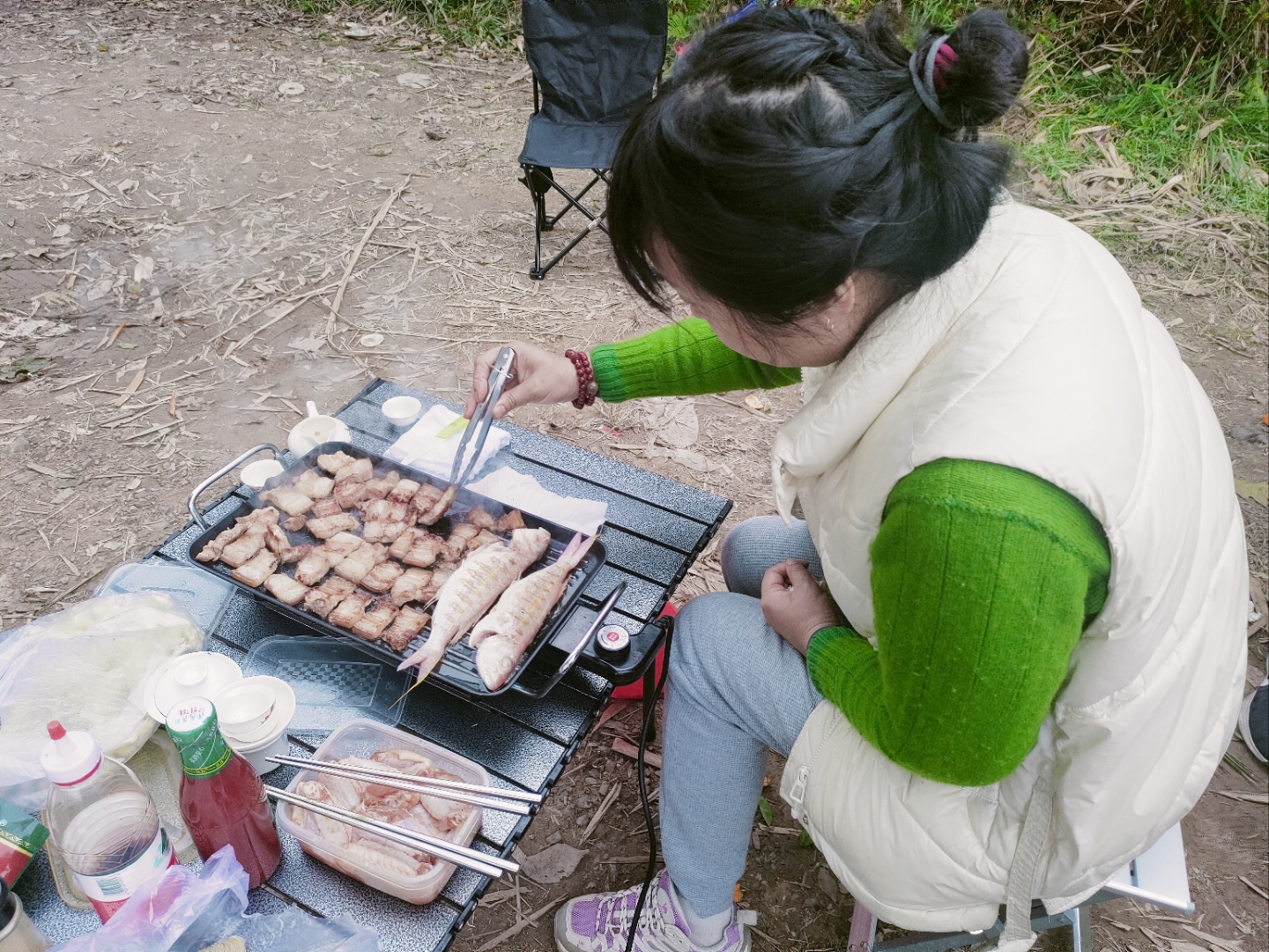 我们来到了郊外的小树林,支起了烧烤架,准备大展身手!