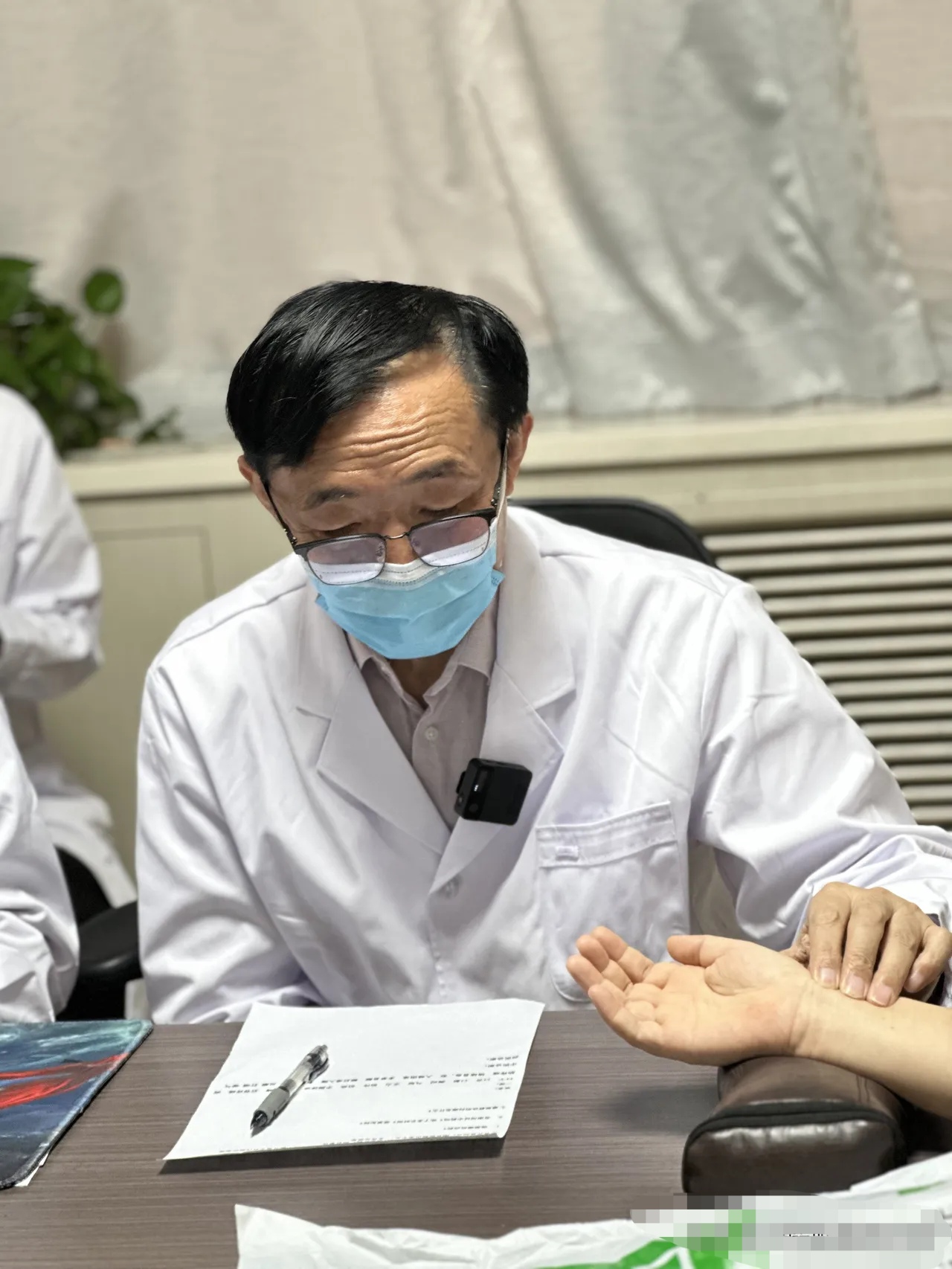 诊疗室的时钟指向七点,我收拾着文件准备下班,却被