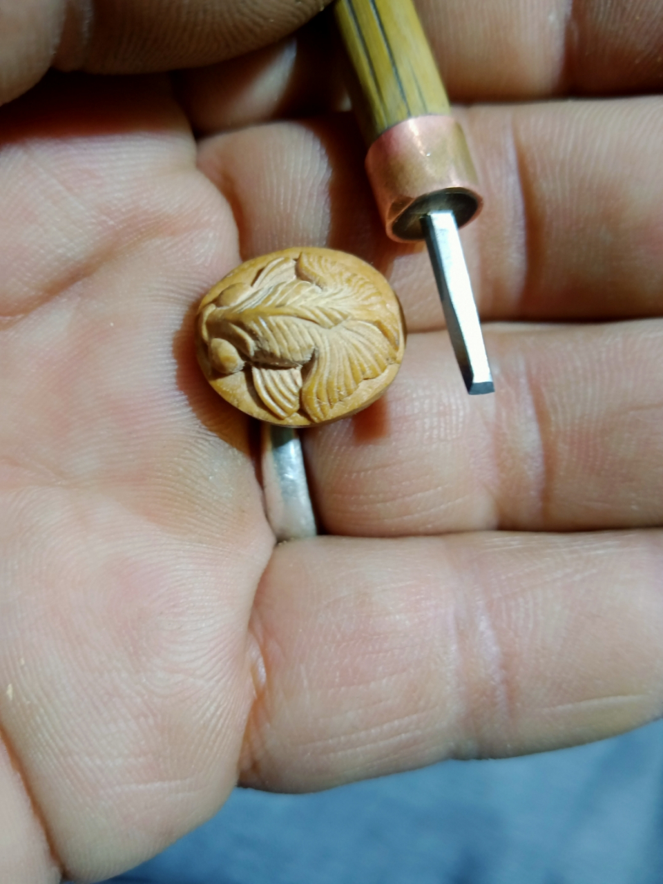 桃核雕刻金鱼 #雕塑# 核雕金鱼